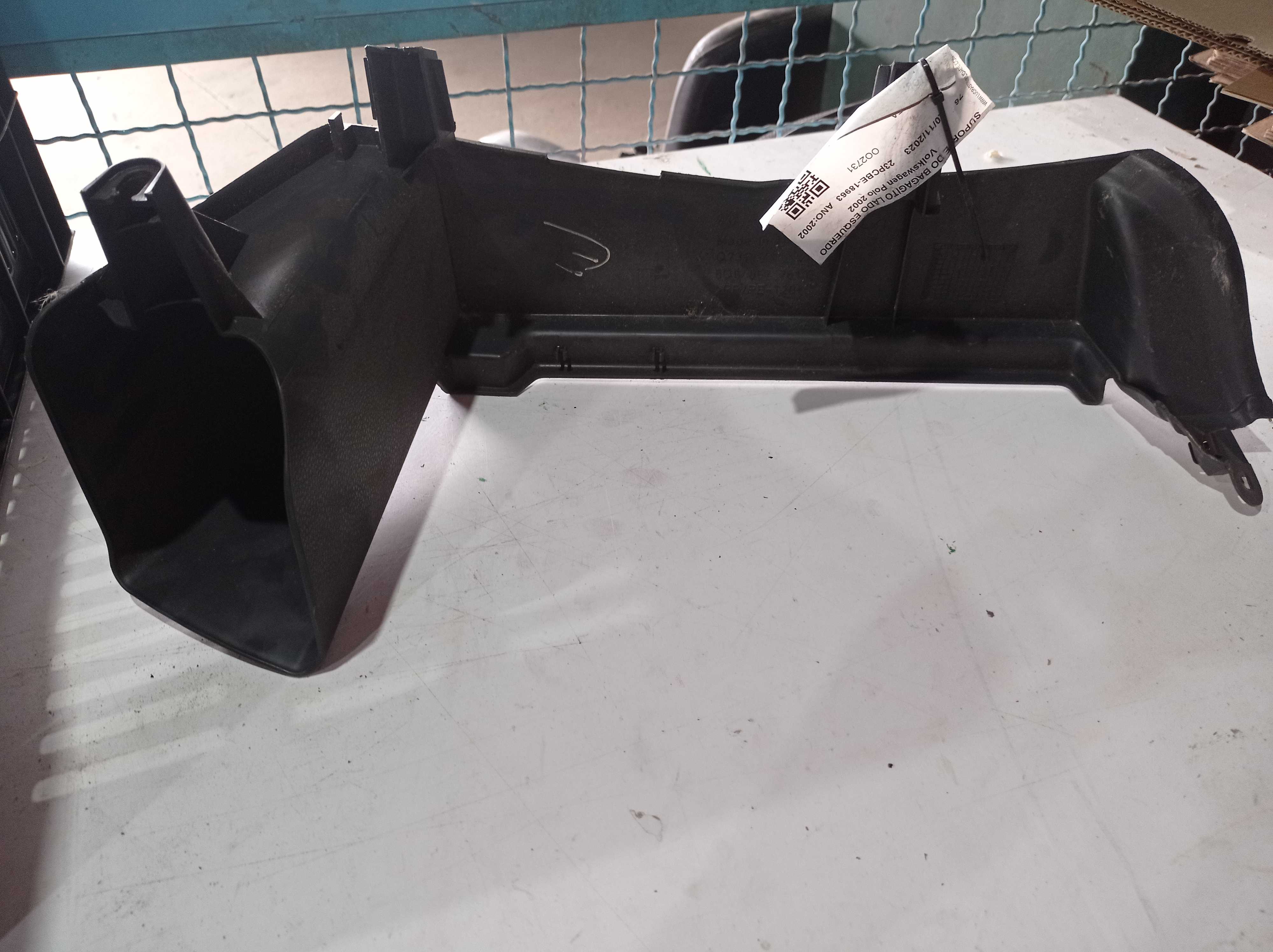 SUPORTE DO BAGAGITO LADO ESQUERDO Volkswagen Polo 2002