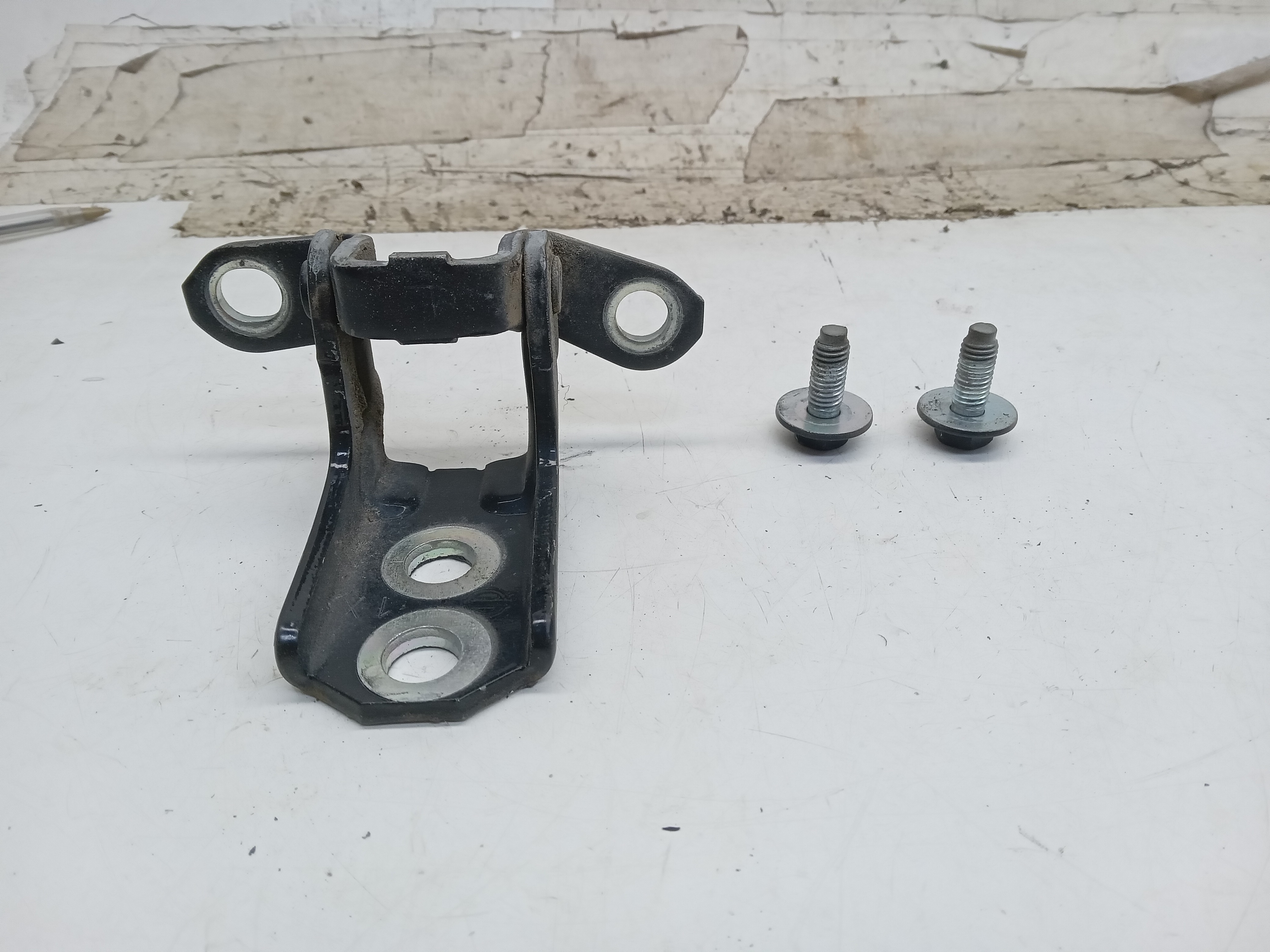 DOBRADIÇA INFERIOR PORTA TRASEIRA ESQUERDA NISSAN MARCH 2012 1