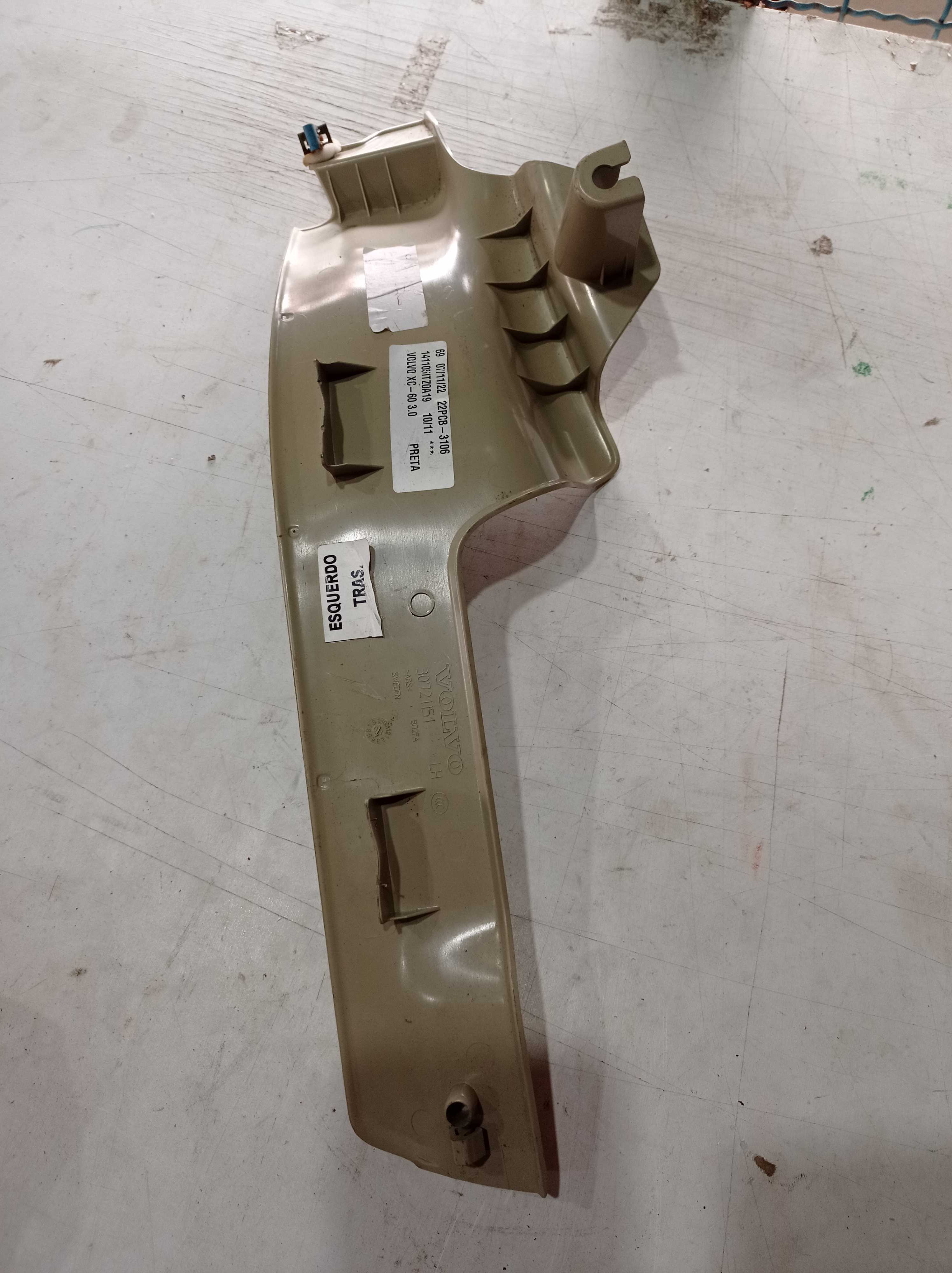 ACABAMENTO SOLEIRA INTERNA TRASEIRA ESQUERDA VOLVO XC60 10 2