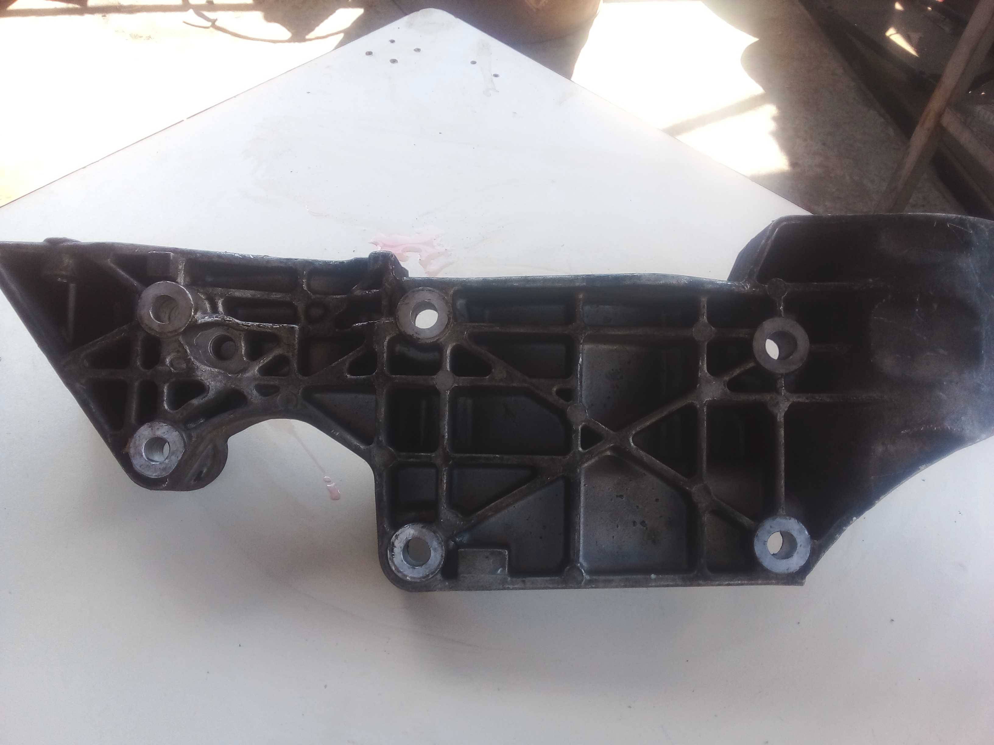 SUPORTE ALTERNADOR BORA GOLF.AUDI 2001 06A903143P