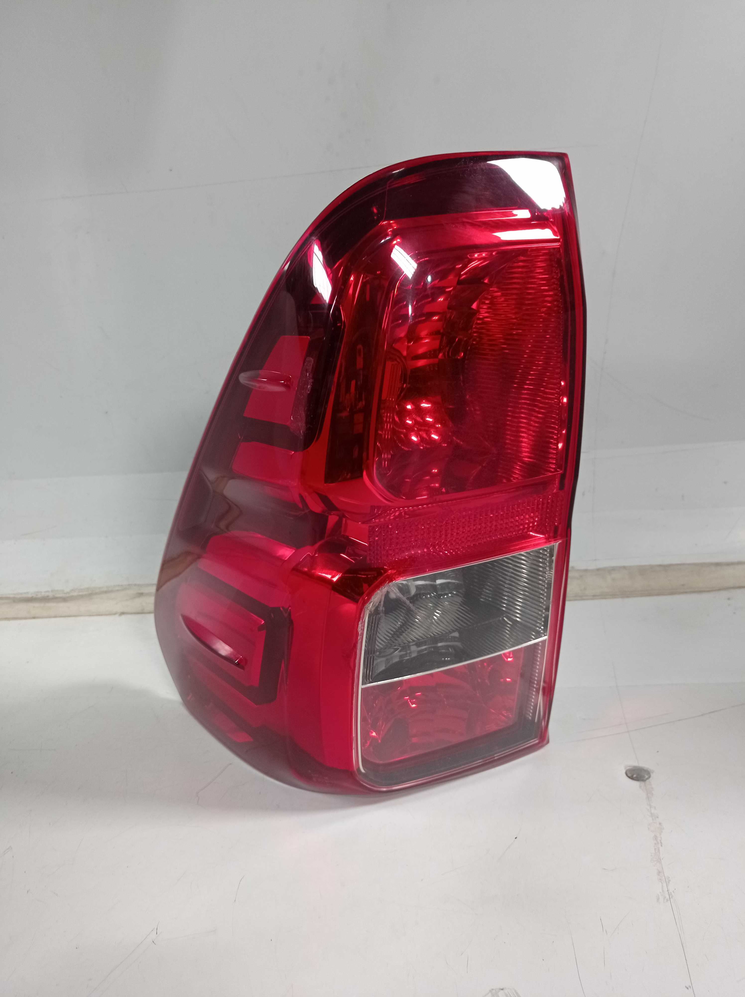 LANTERNA TRASEIRA ESQUERDA TOYOTA HILUX 2017 RECUPERADA