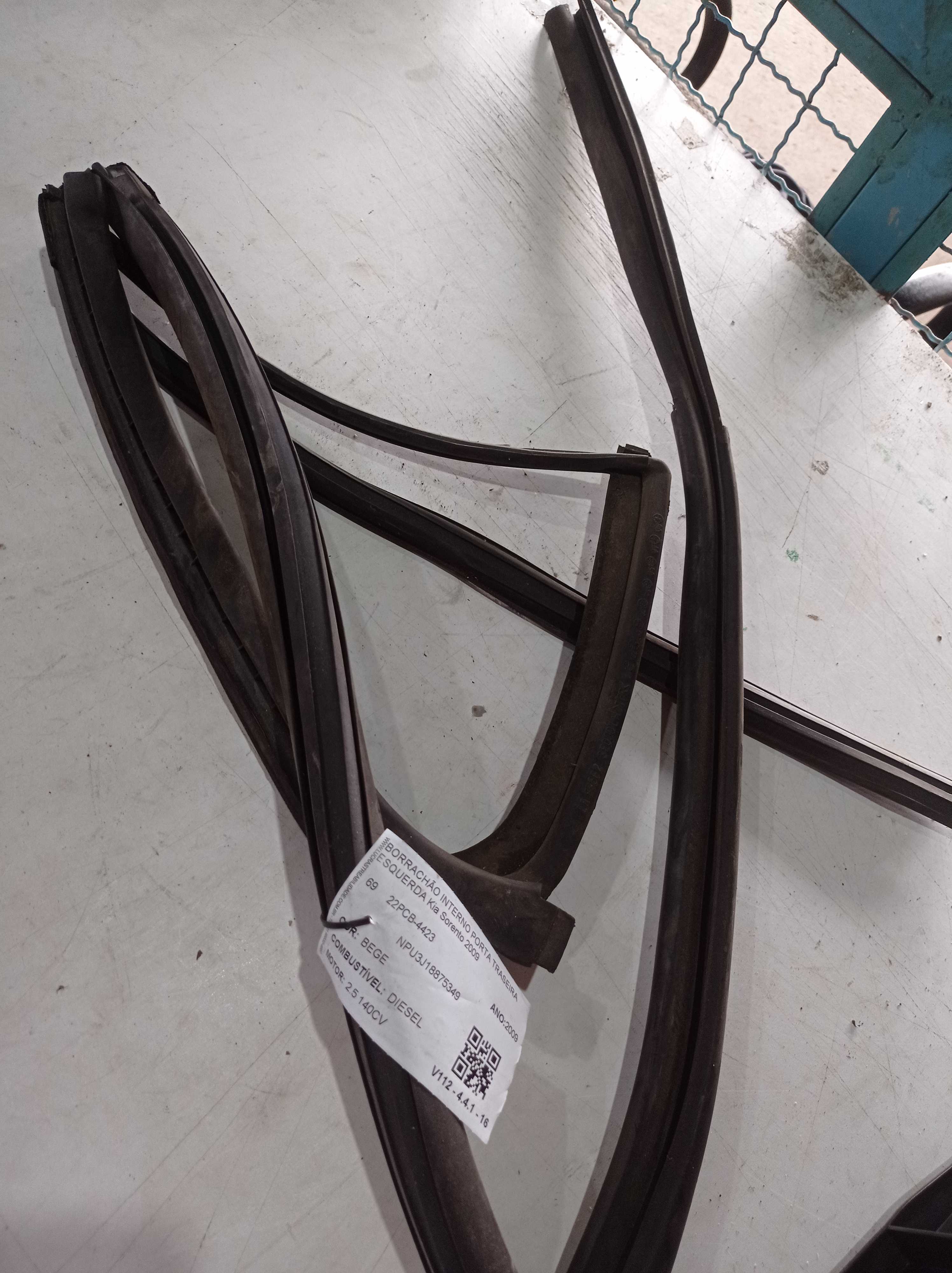 BORRACHA INTERNA PORTA TRASEIRA ESQUERDA Kia Sorento 2009