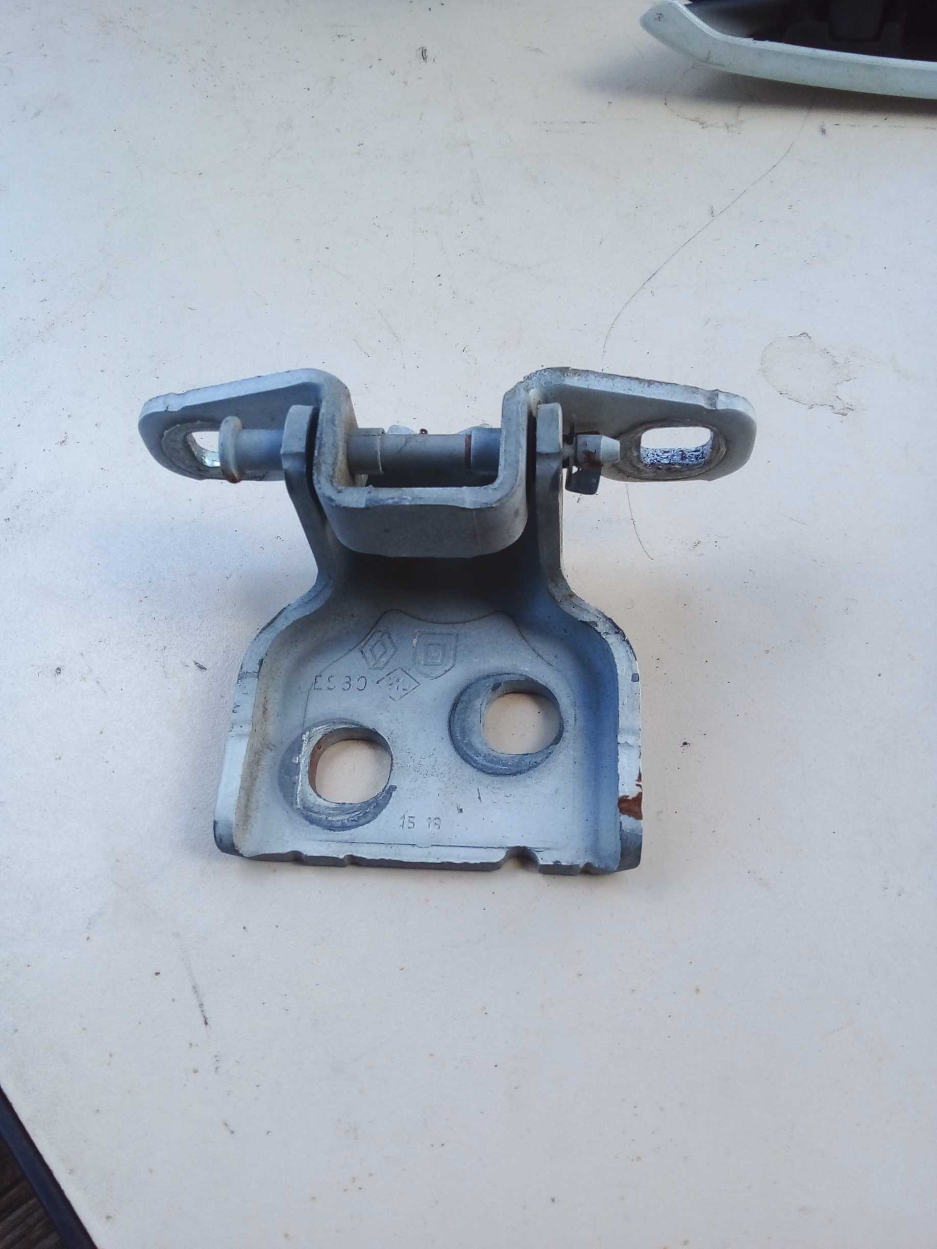 DOBRADIÇA SUPERIOR PORTA DIANT DIREITA SANDERO 2018 1