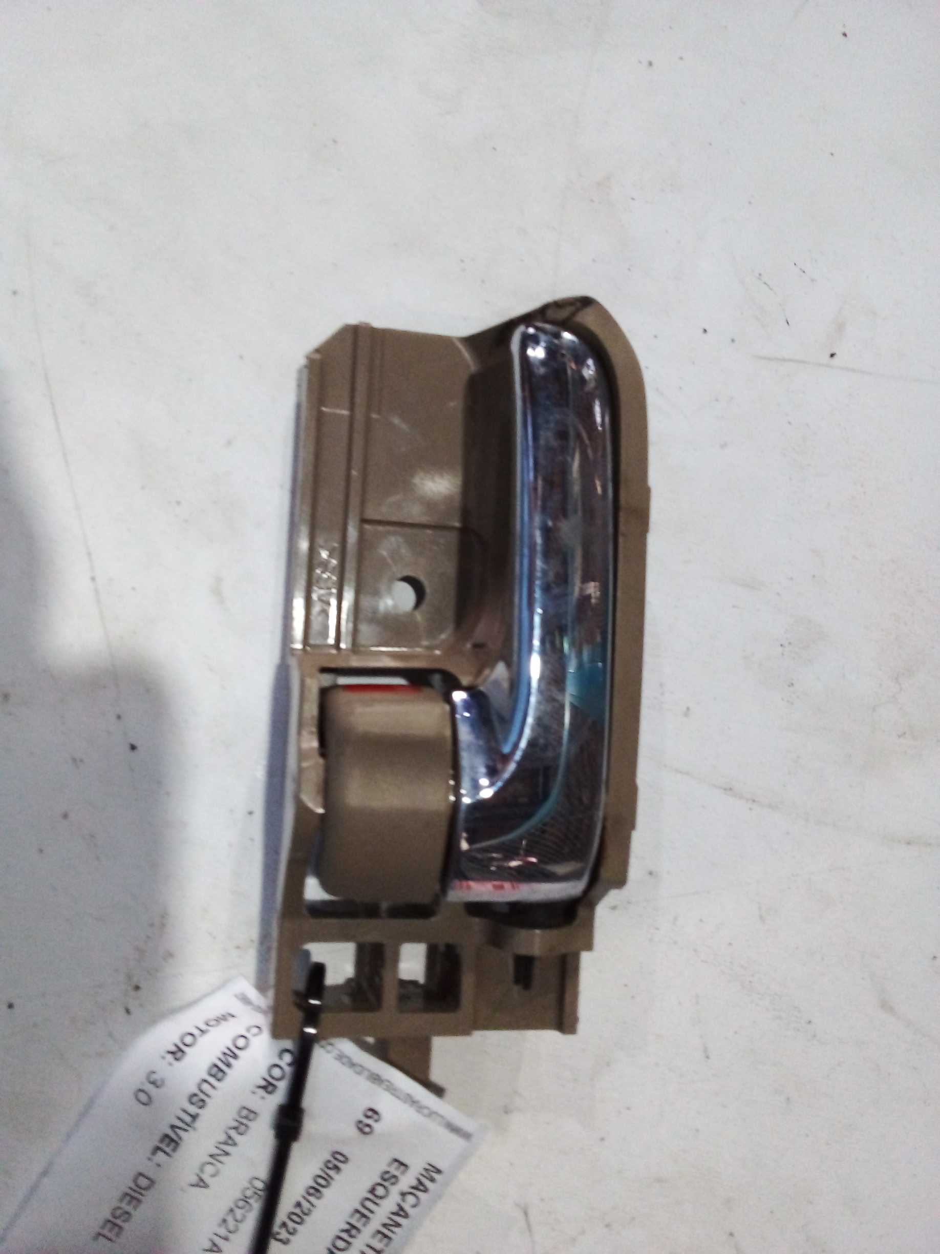 MAÇANETA INTERNA PORTA TRASEIRA ESQUERDA TOYOTA HILUX SW4 20