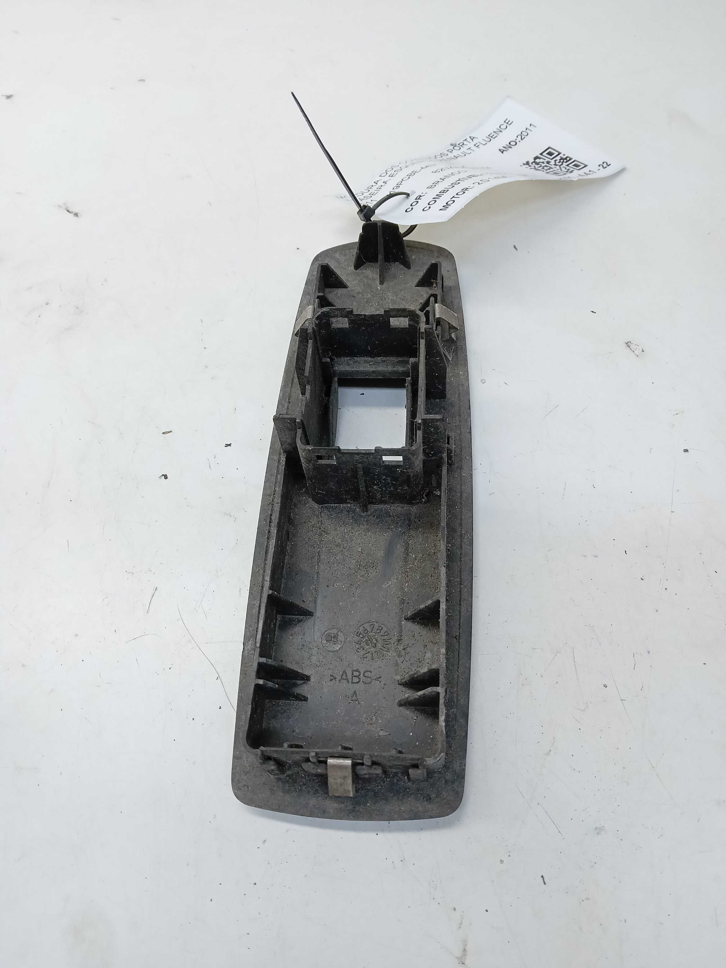 MOLDURA BOTÃO VIDRO TRASEIRO LE RENAULT FLUENCE 2011 2