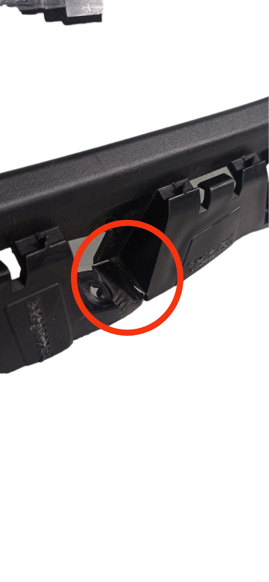 Moldura Farol Milha Esquerdo Gm Tracker 2019 A 2021 4
