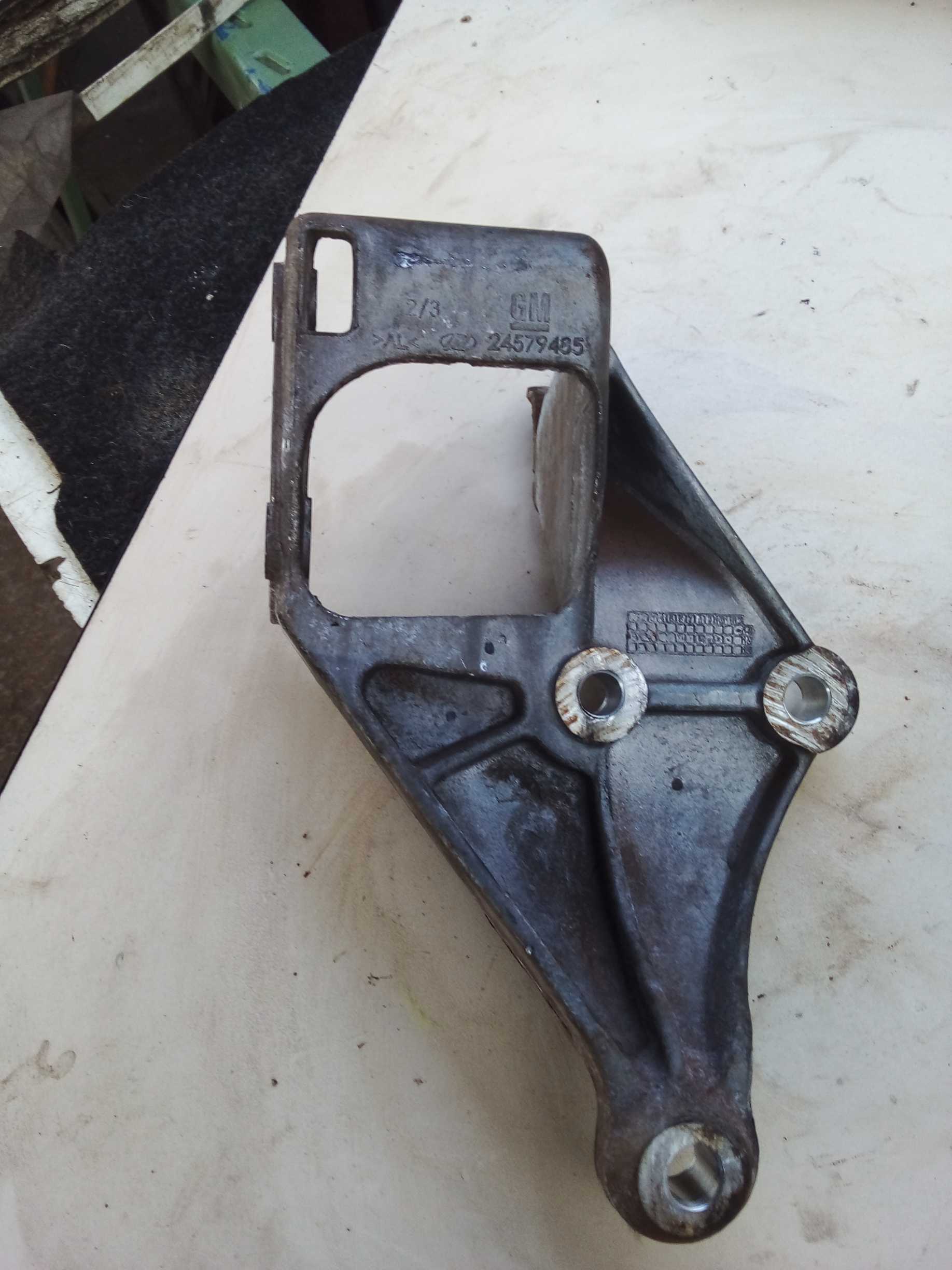 SUPORTE BOMBA DIREÇÃO HIDRÁULICA ÔNIX.2016 24579485 2