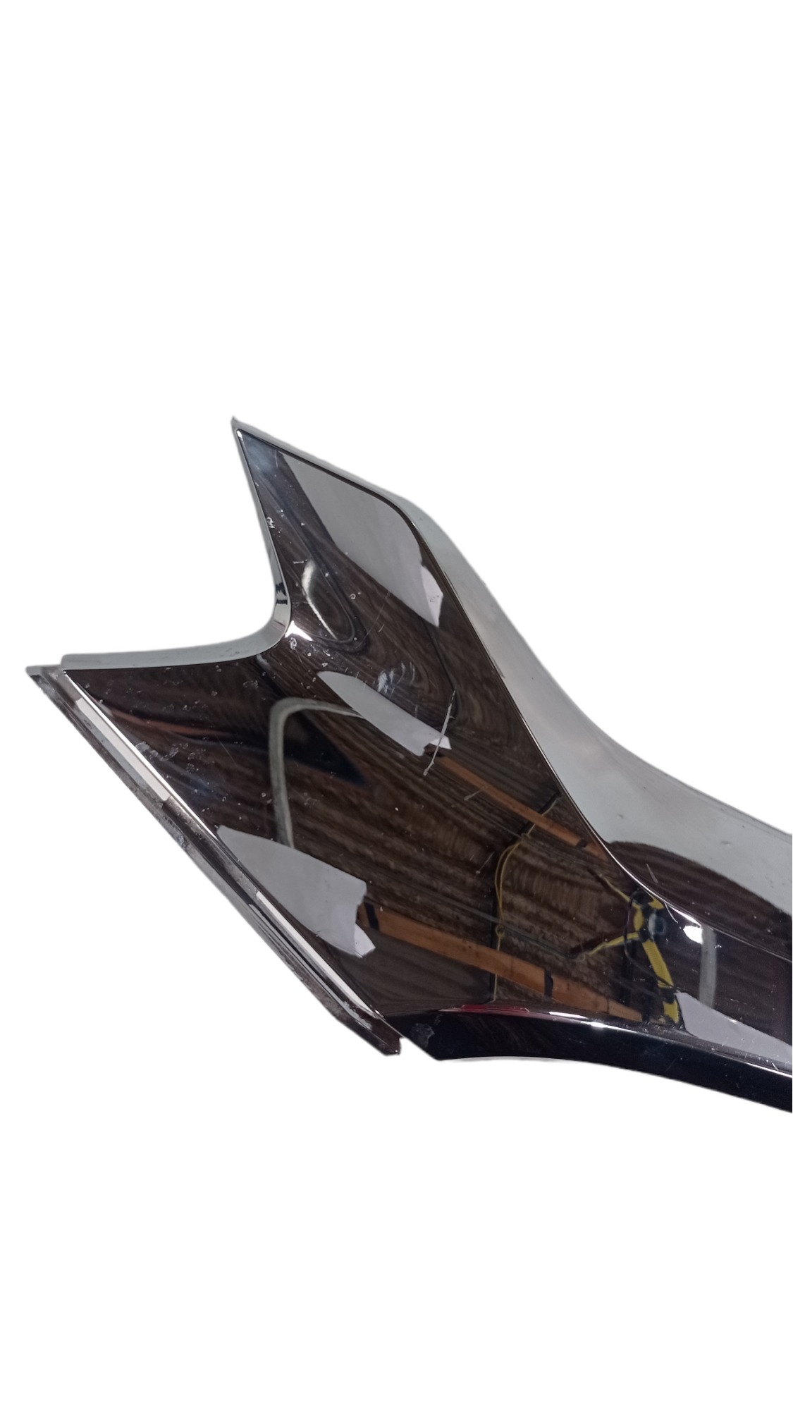 Moldura Cromada Grade Radiador Gm Tracker 2p22 Com Avaria Cromado 8