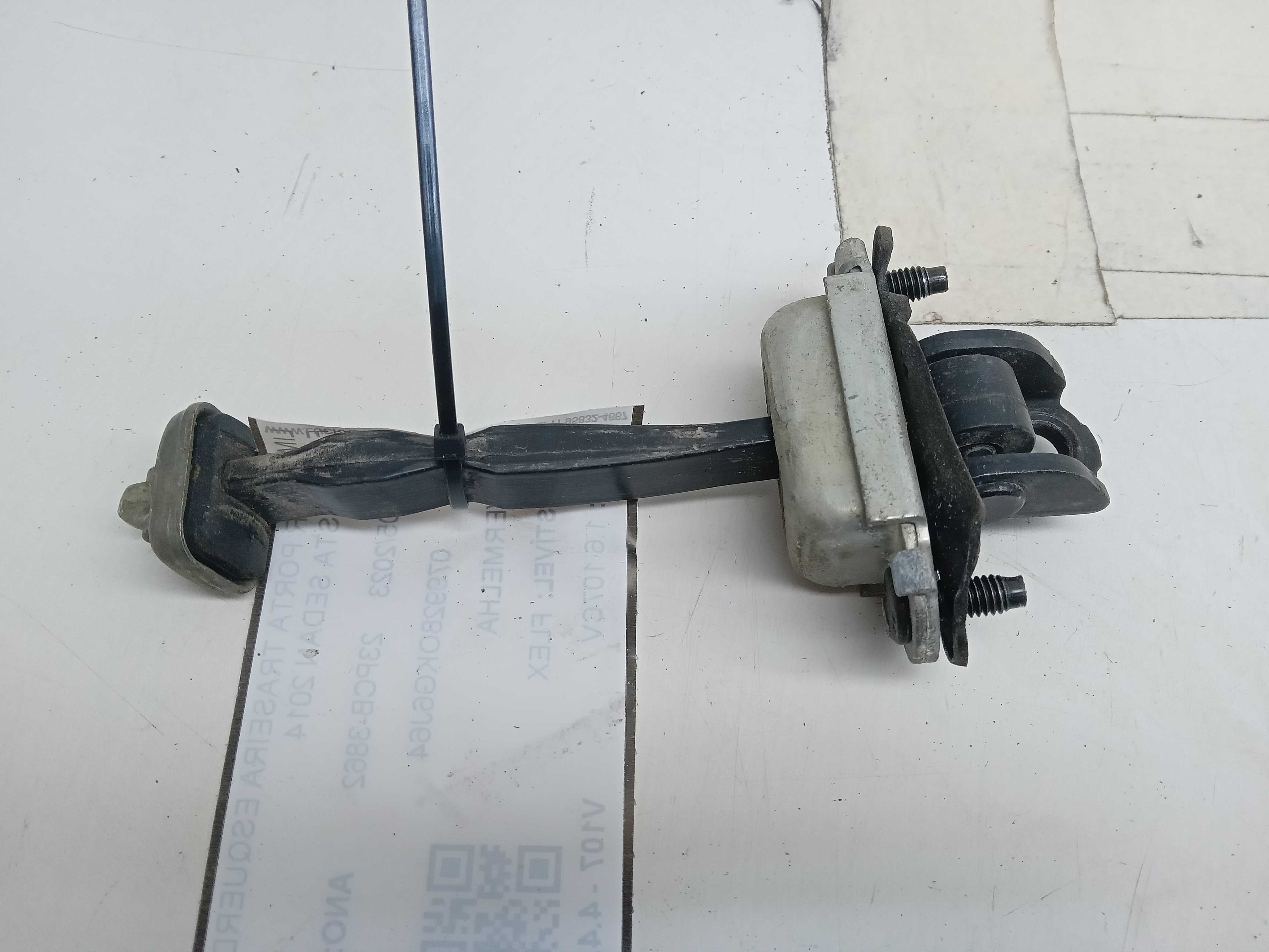 LIMITADOR PORTA TRASEIRA ESQUERDA FORD FIESTA SEDAN 2014 1