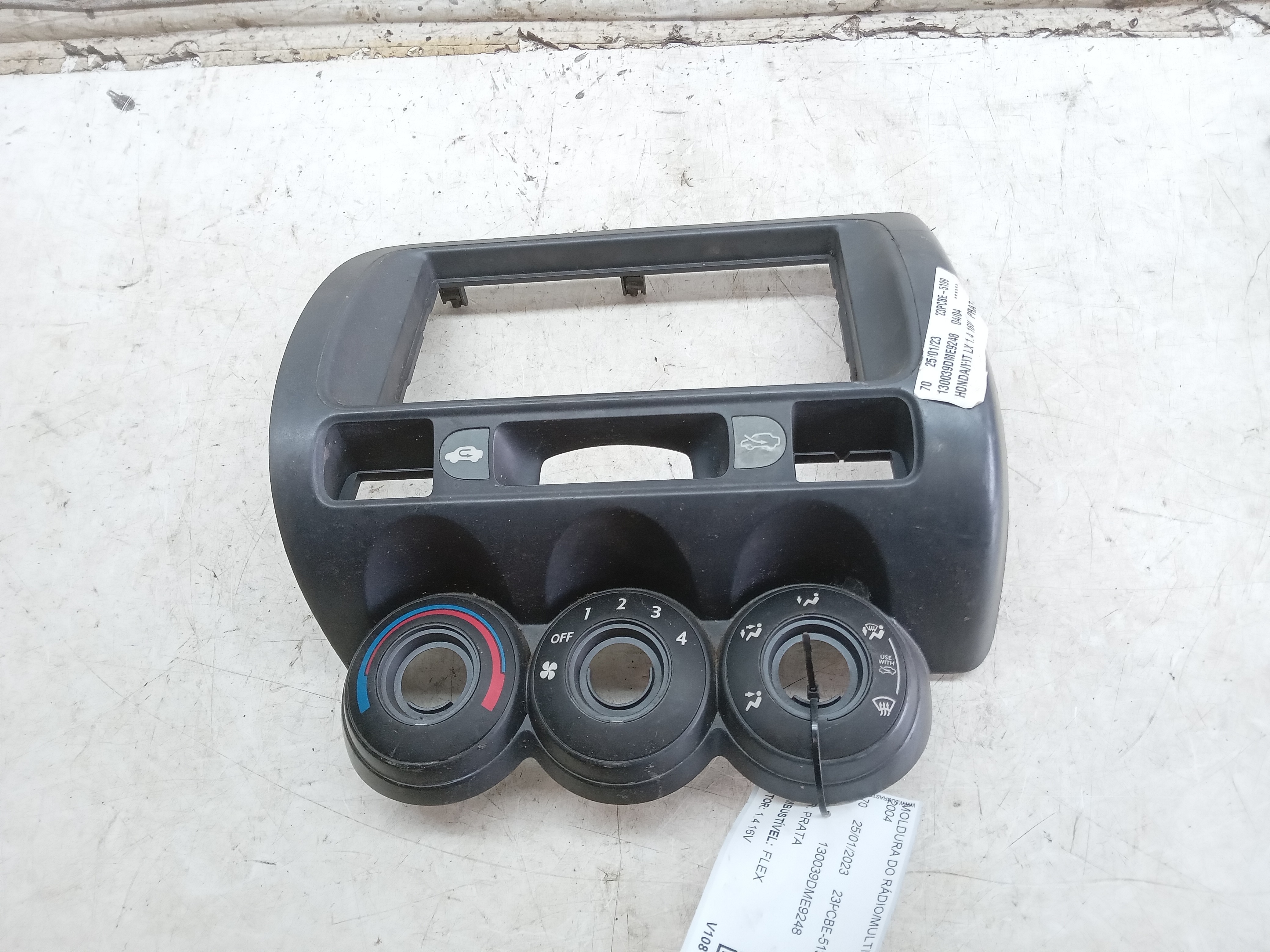 MOLDURA COMANDO AR E RÁDIO HONDA FIT 2004 1