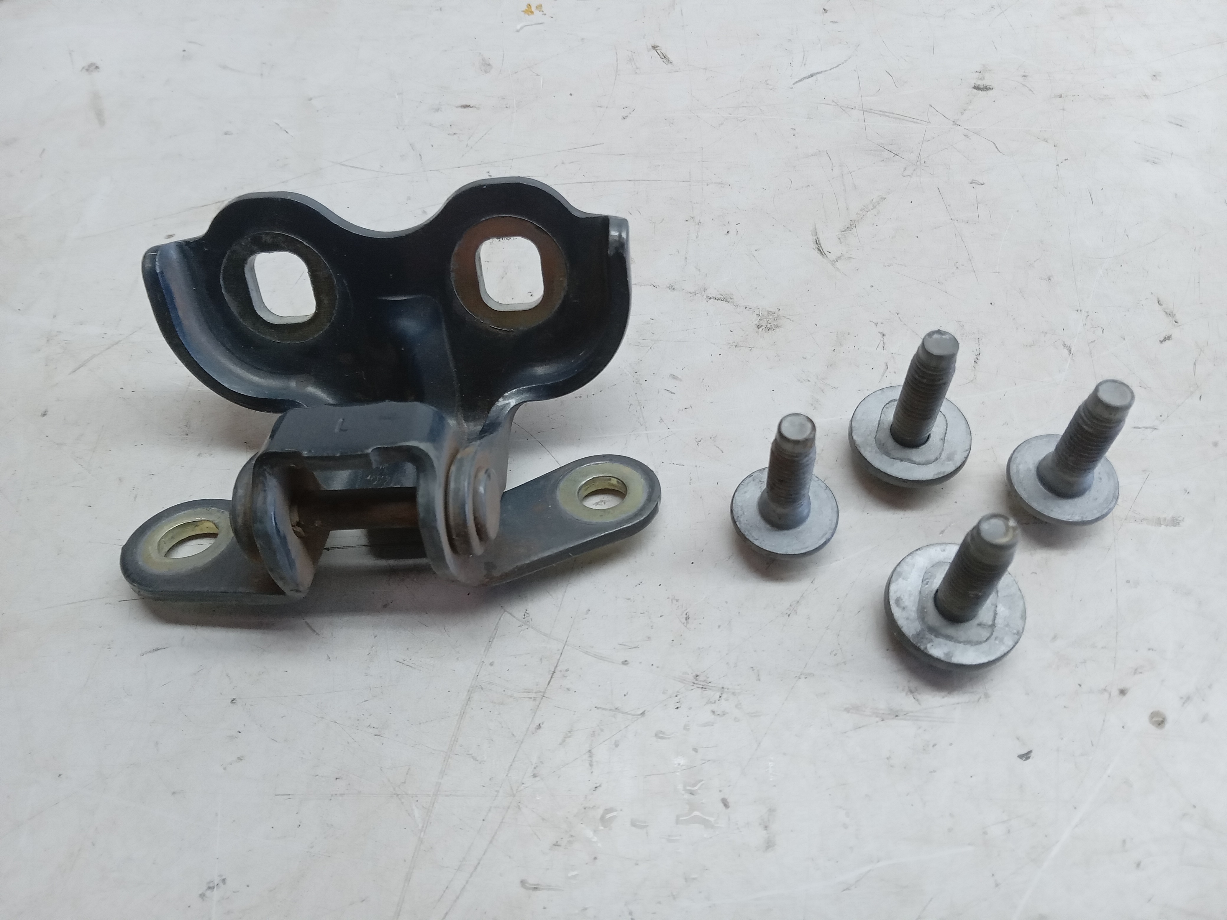 DOBRADIÇA SUPERIOR PORTA TRASEIRA ESQUERDA GM COBALT 2013 1