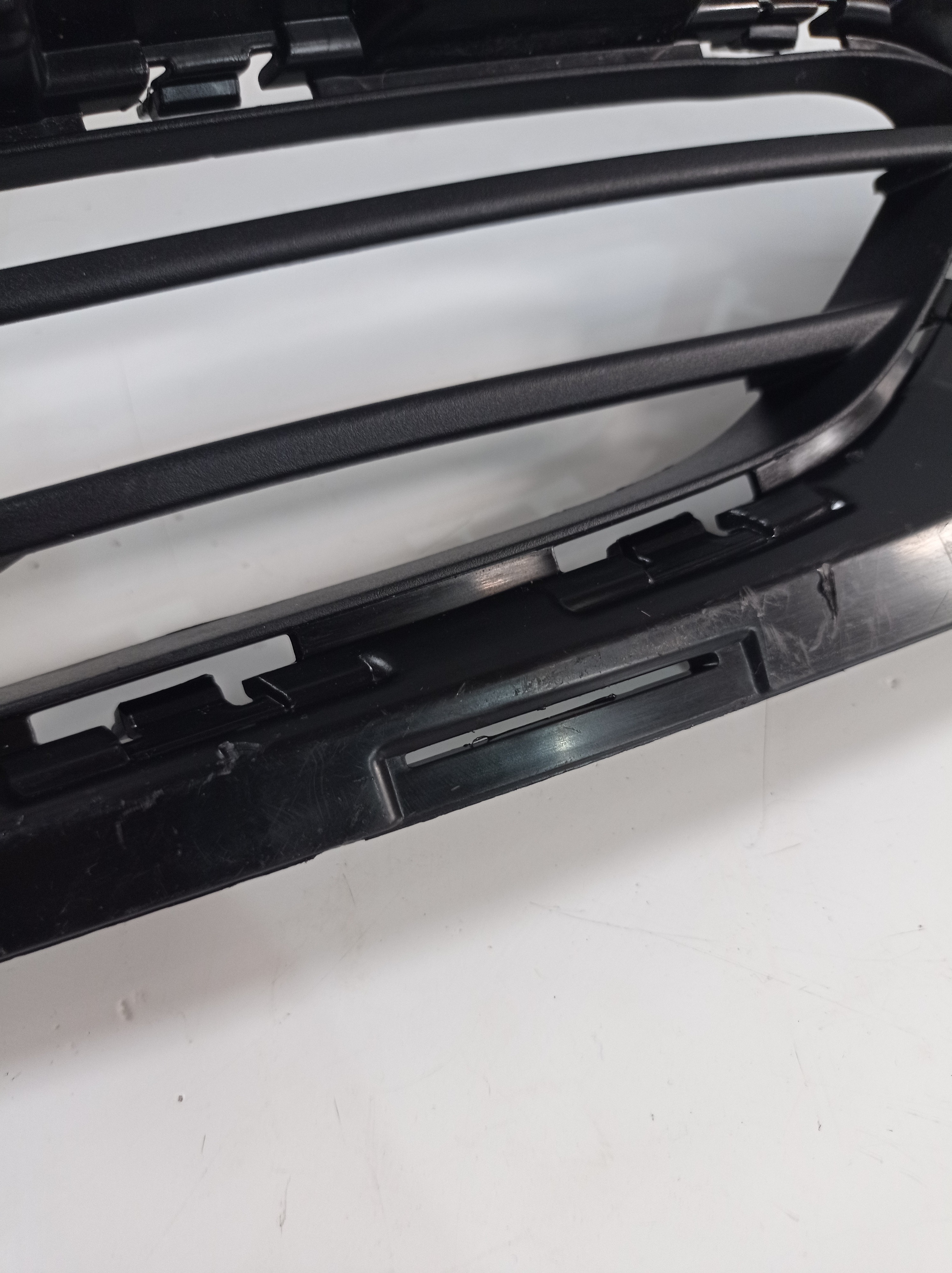 31663844 Moldura Grade Farol Milha Direito Volvo Xc90 2021 5
