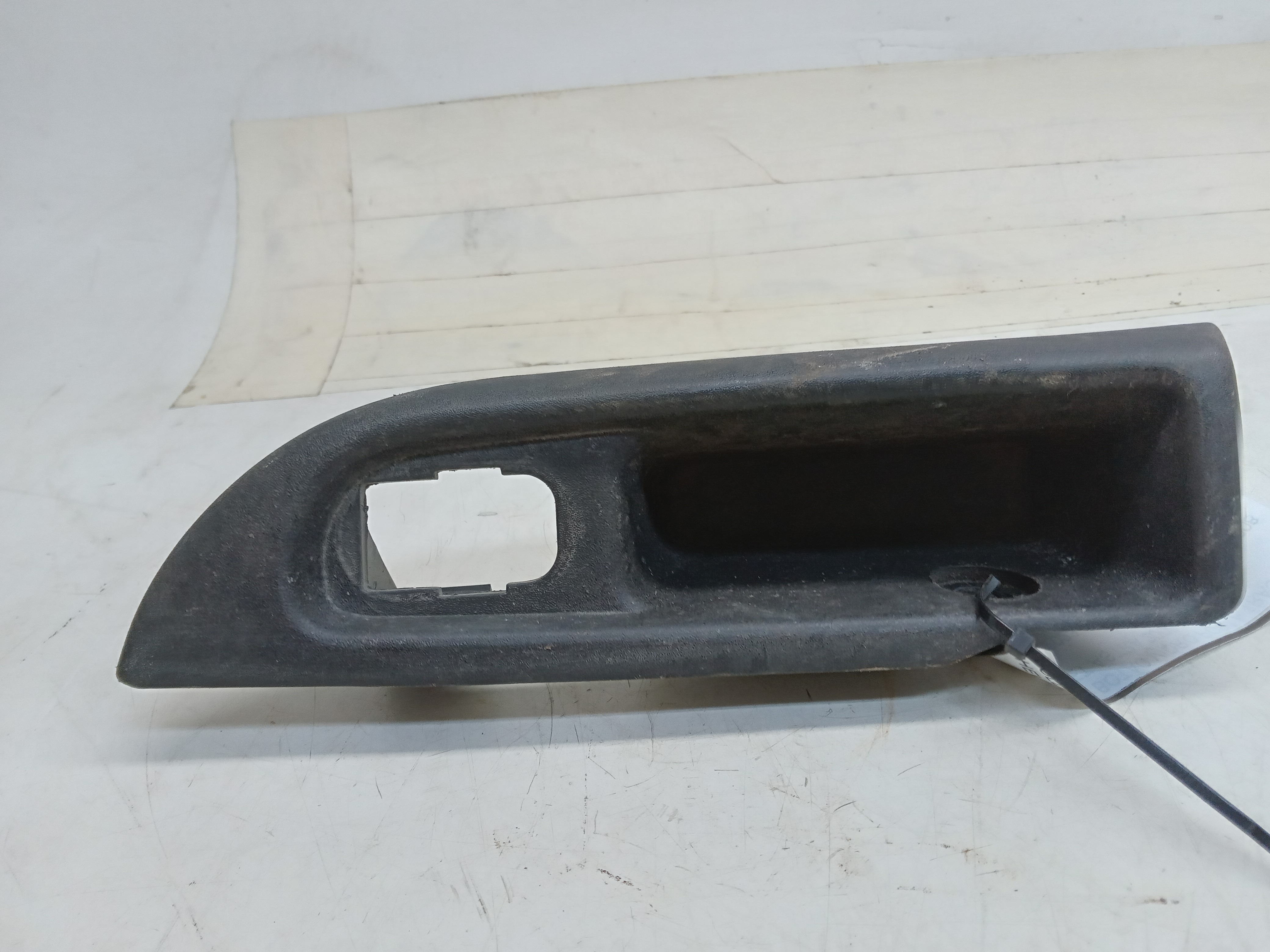 MOLDURA BOTÃO VIDRO PORTA TRAS LE CHEVROLET ASTRA 2008 1