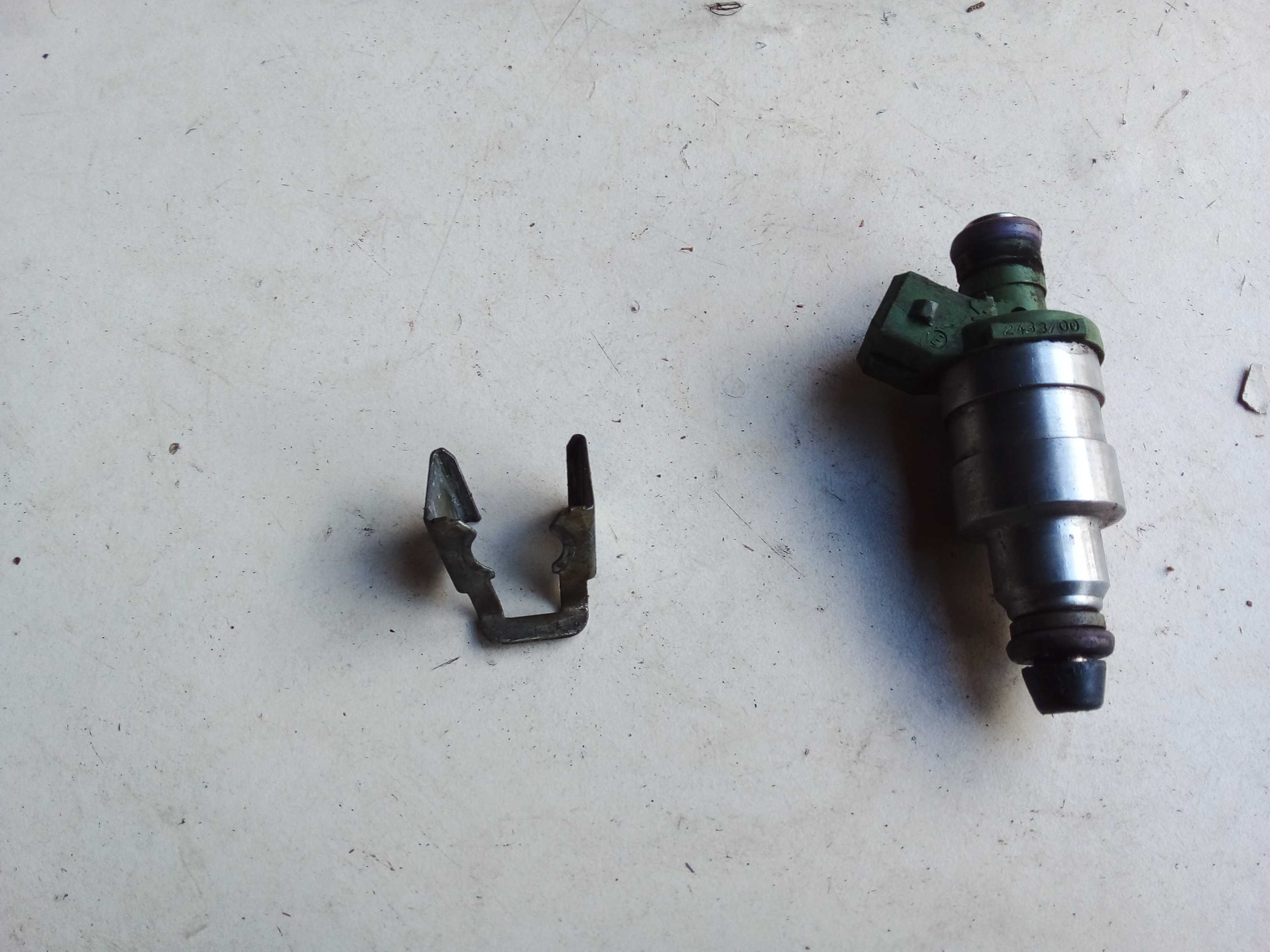 BICO INJEÇÃO VECTRA 98 MOTOR 2.2   241300 2