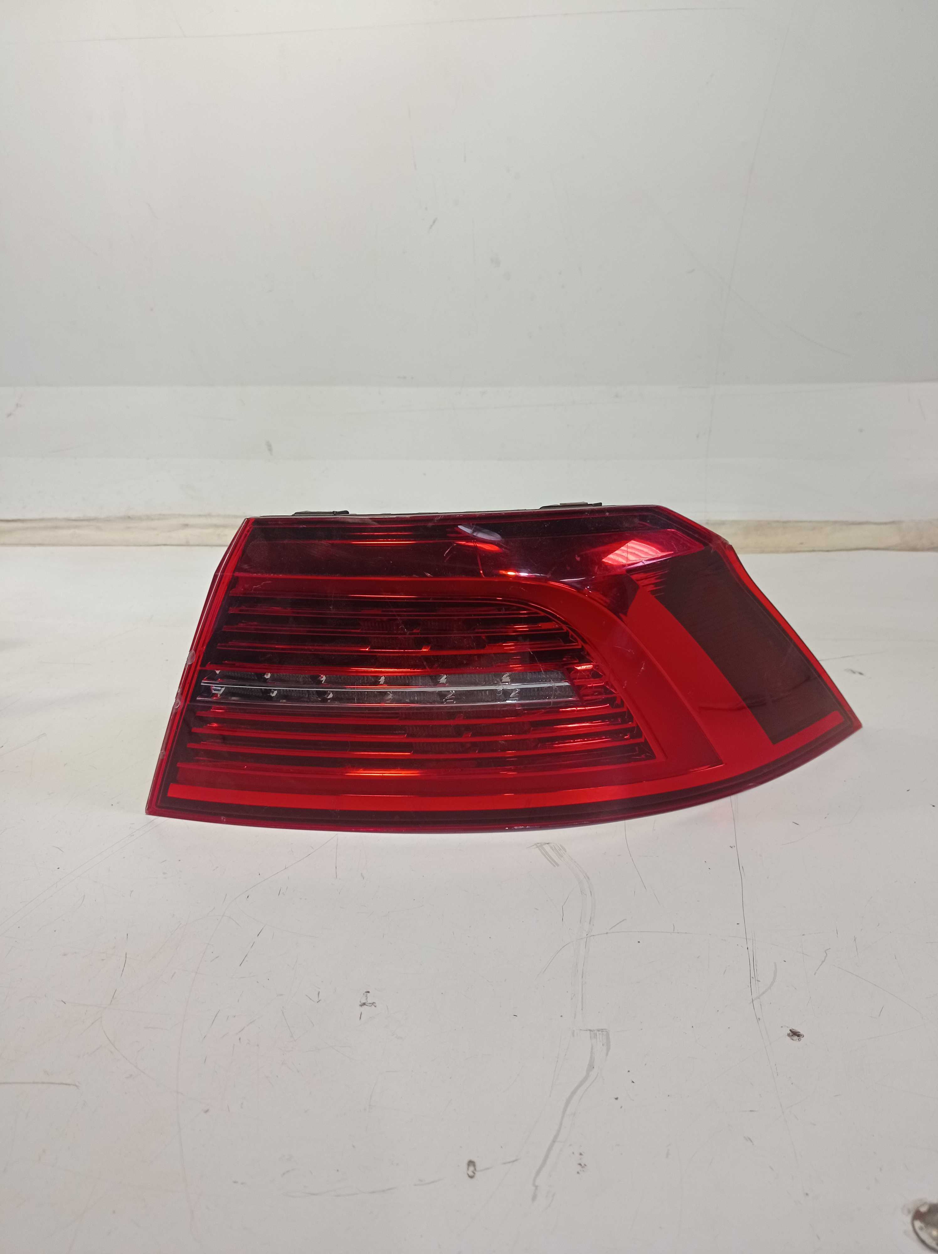 LANTERNA TRASEIRA DIREITA VOLKSWAGEN GOLF 2014 COM LED 1