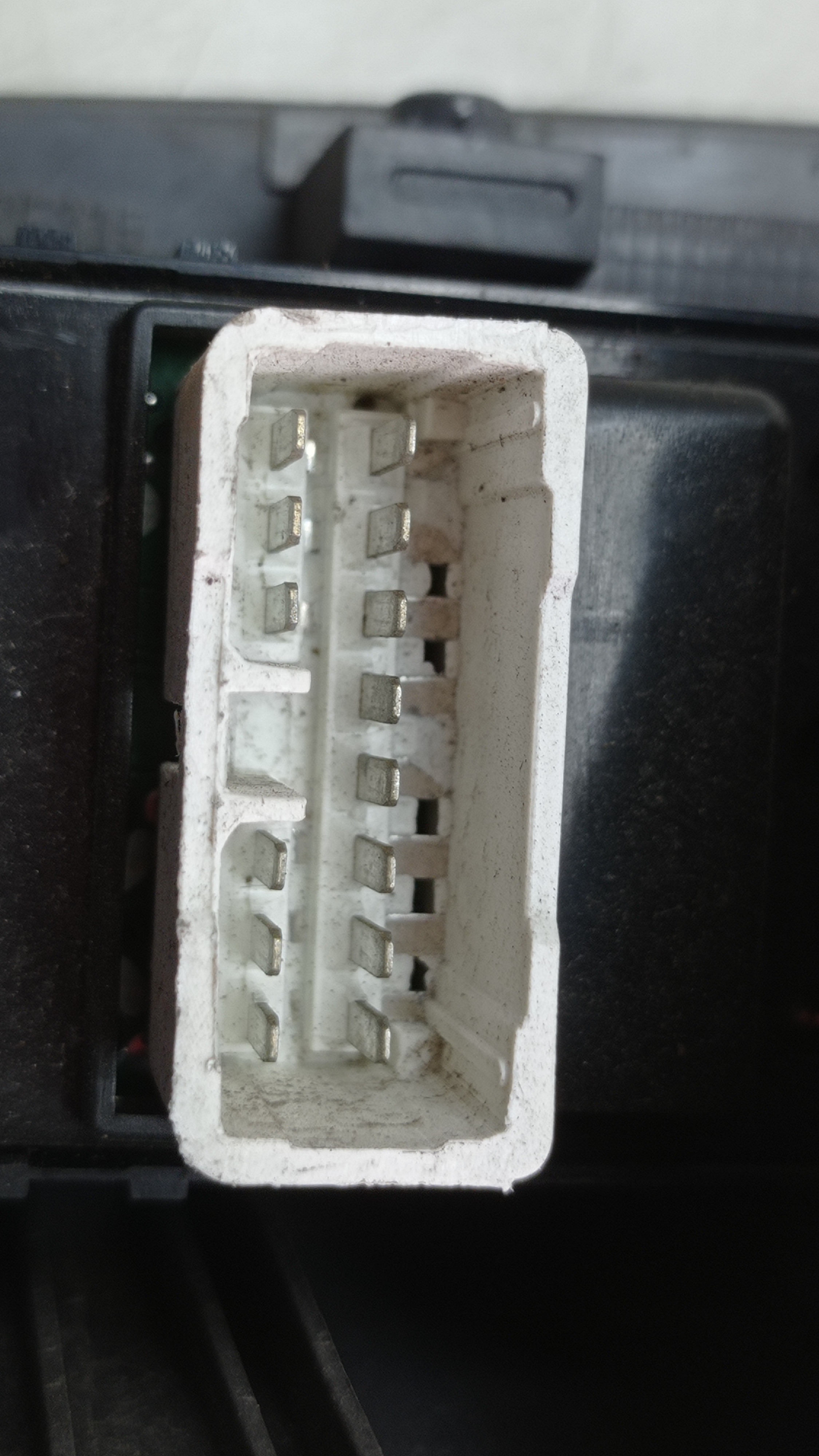 MOLDURA COMANDO BOTAO VIDRO DIANT LE HYUNDAI TUCSON V6 2005 3