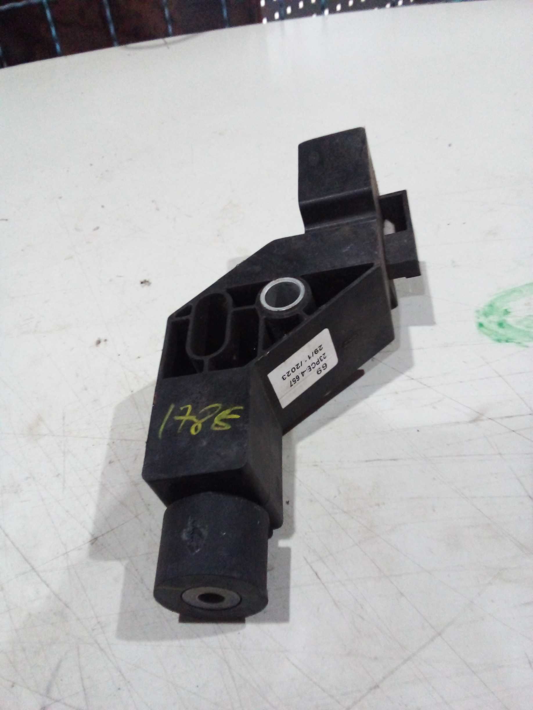 SUPORTE FIXAÇÃO PAINEL DIANT FORD KA 2015 E38516E145 1