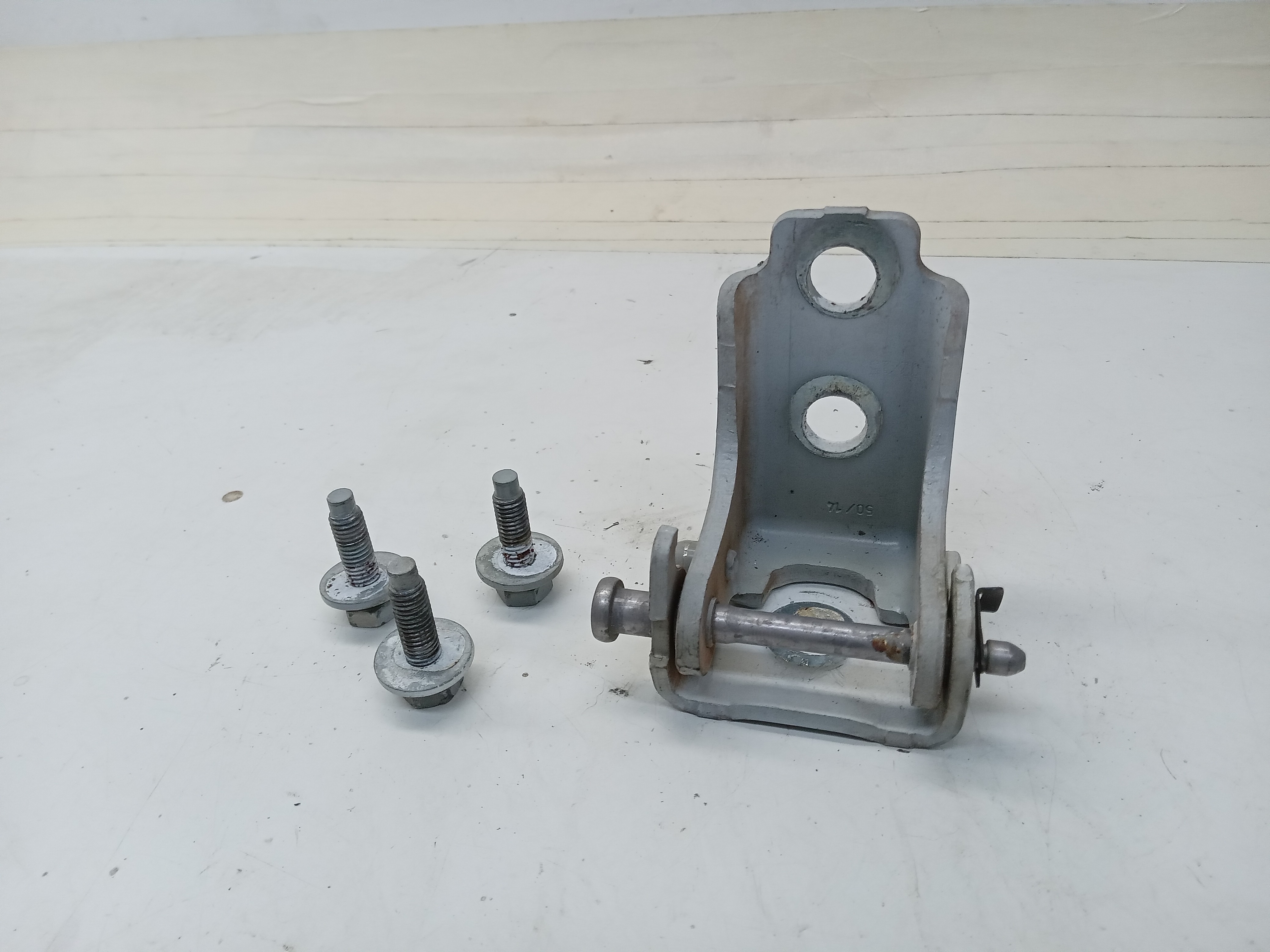 DOBRADIÇA SUPERIOR PORTA DIANTEIRA ESQUERDA CITROEN C3 2016 1