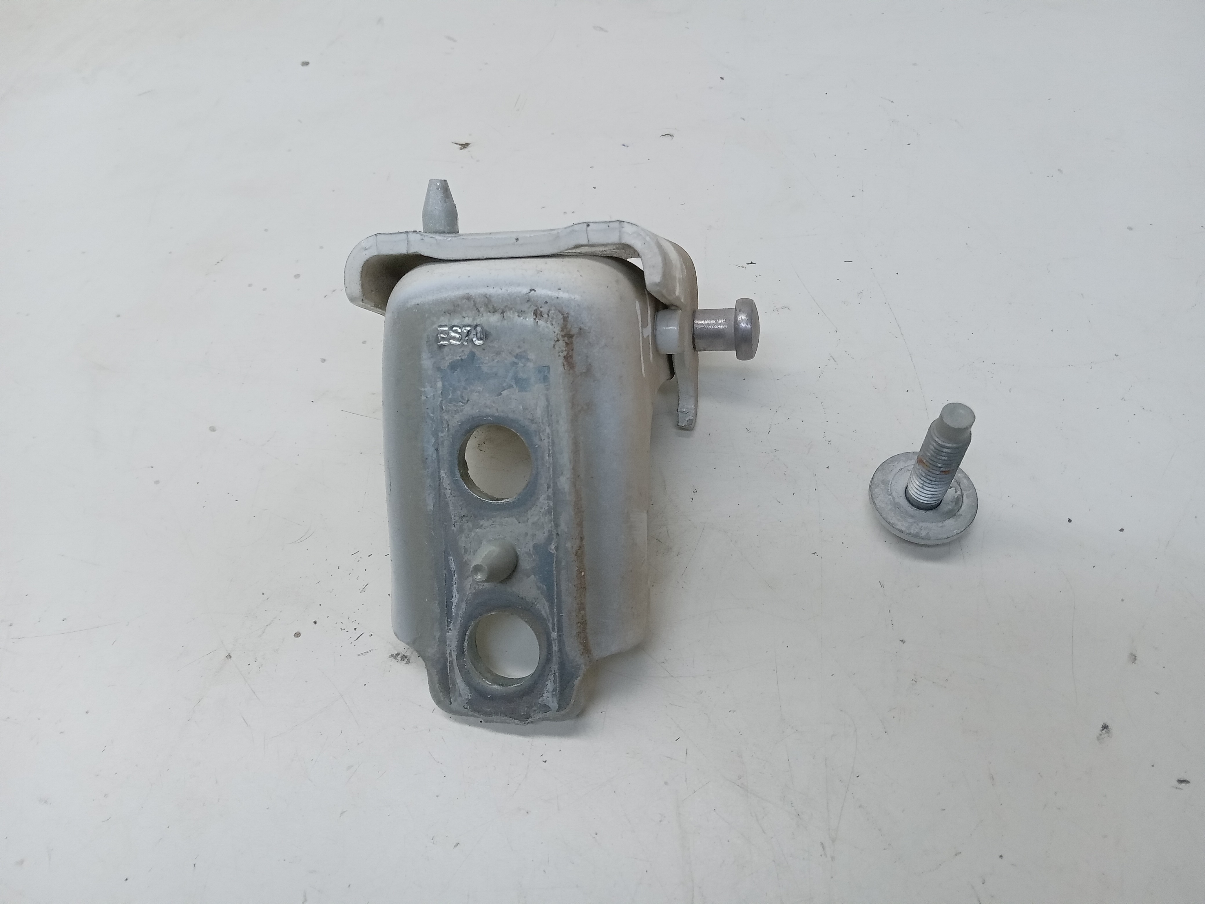 DOBRADIÇA INFERIOR PORTA TRASEIRA ESQUERDA CITROEN C3 2016 1