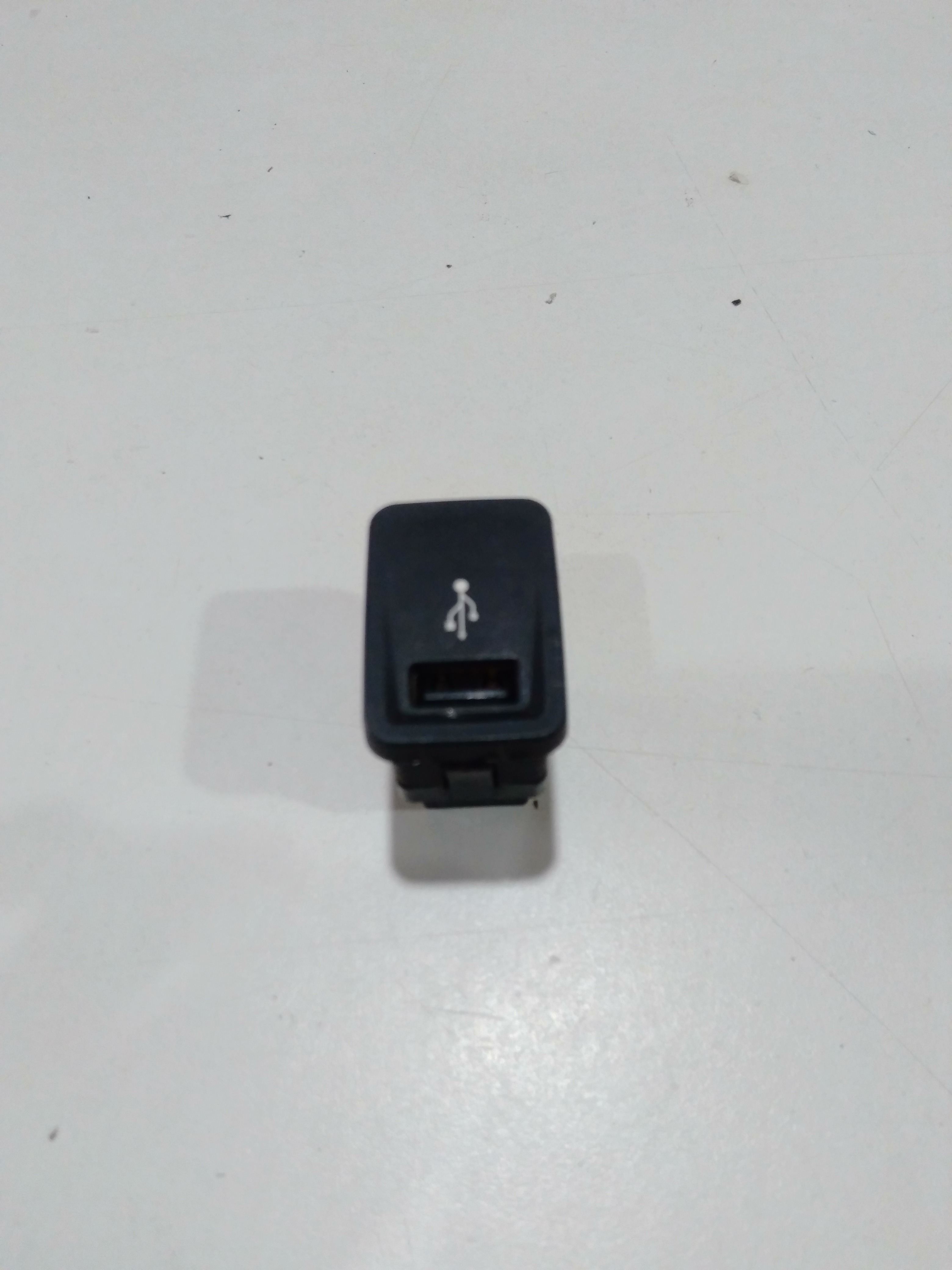 INTERRUPTOR BOTÃO ENTRADA USB FIAT PALIO 2020 1