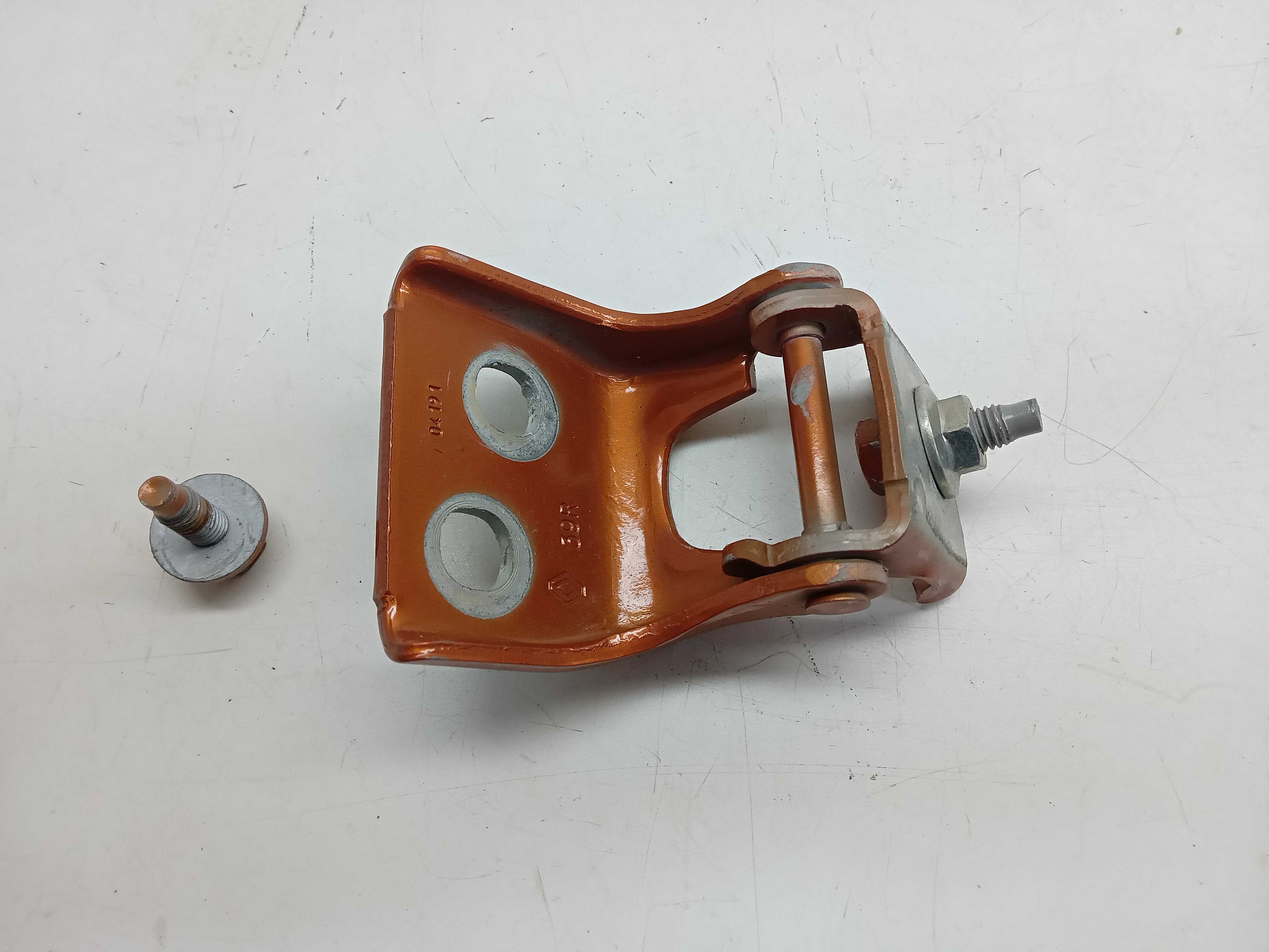 DOBRADIÇA INFERIOR PORTA TRASEIRA DIREITA Renault Kwid 2019 1