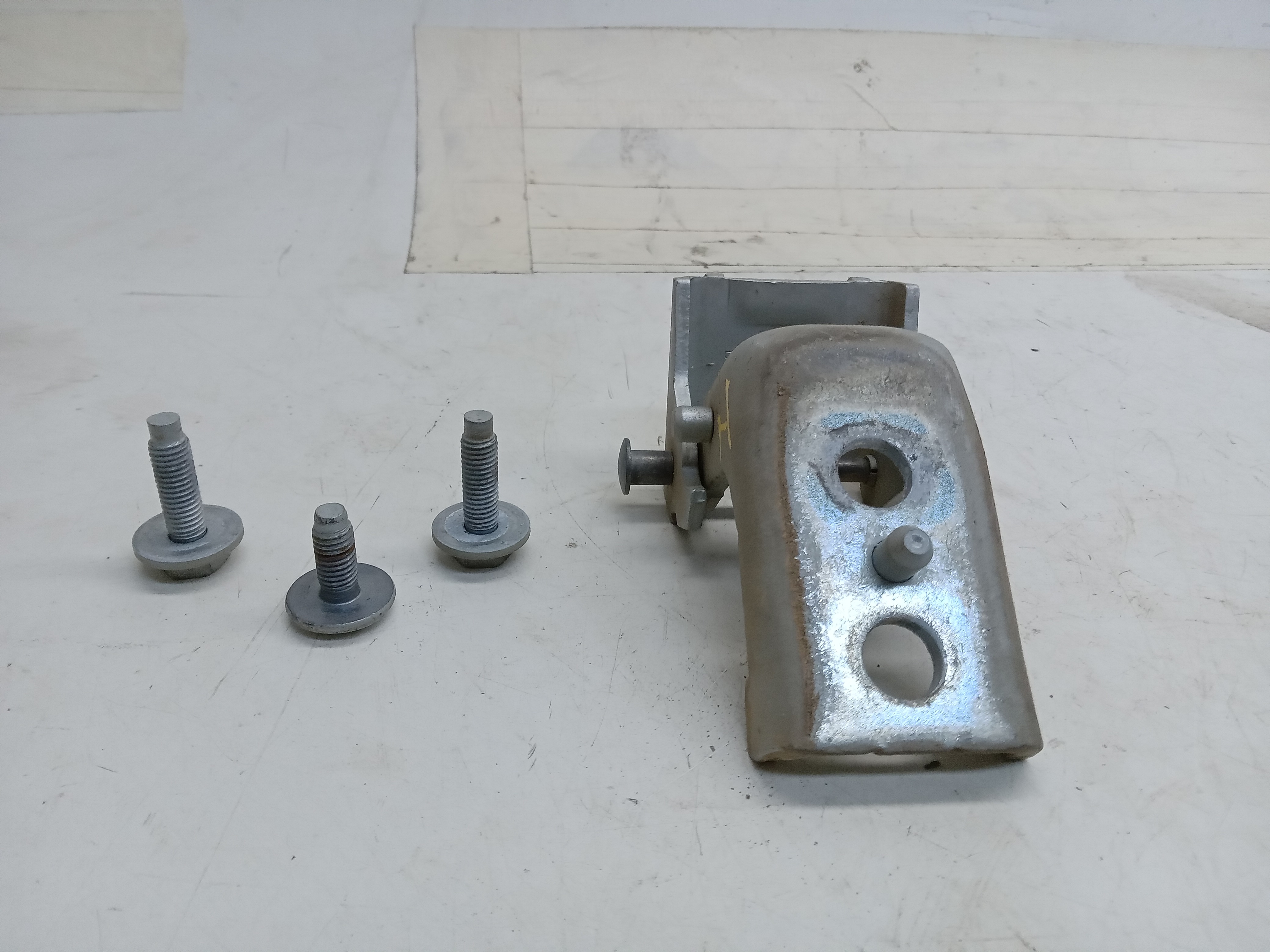 DOBRADIÇA INFERIOR PORTA DIANTEIRA DIREITA Citroën C3 2009 1