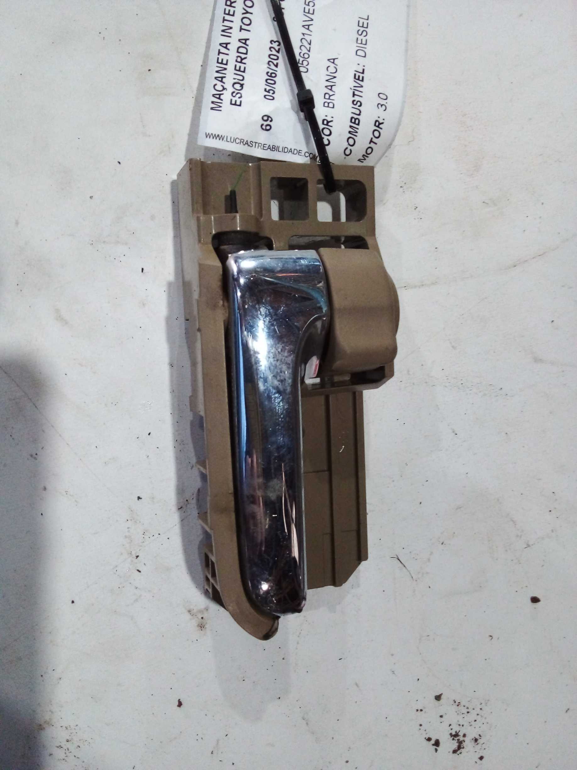MAÇANETA INTERNA PORTA TRASEIRA ESQUERDA TOYOTA HILUX SW4 20 2