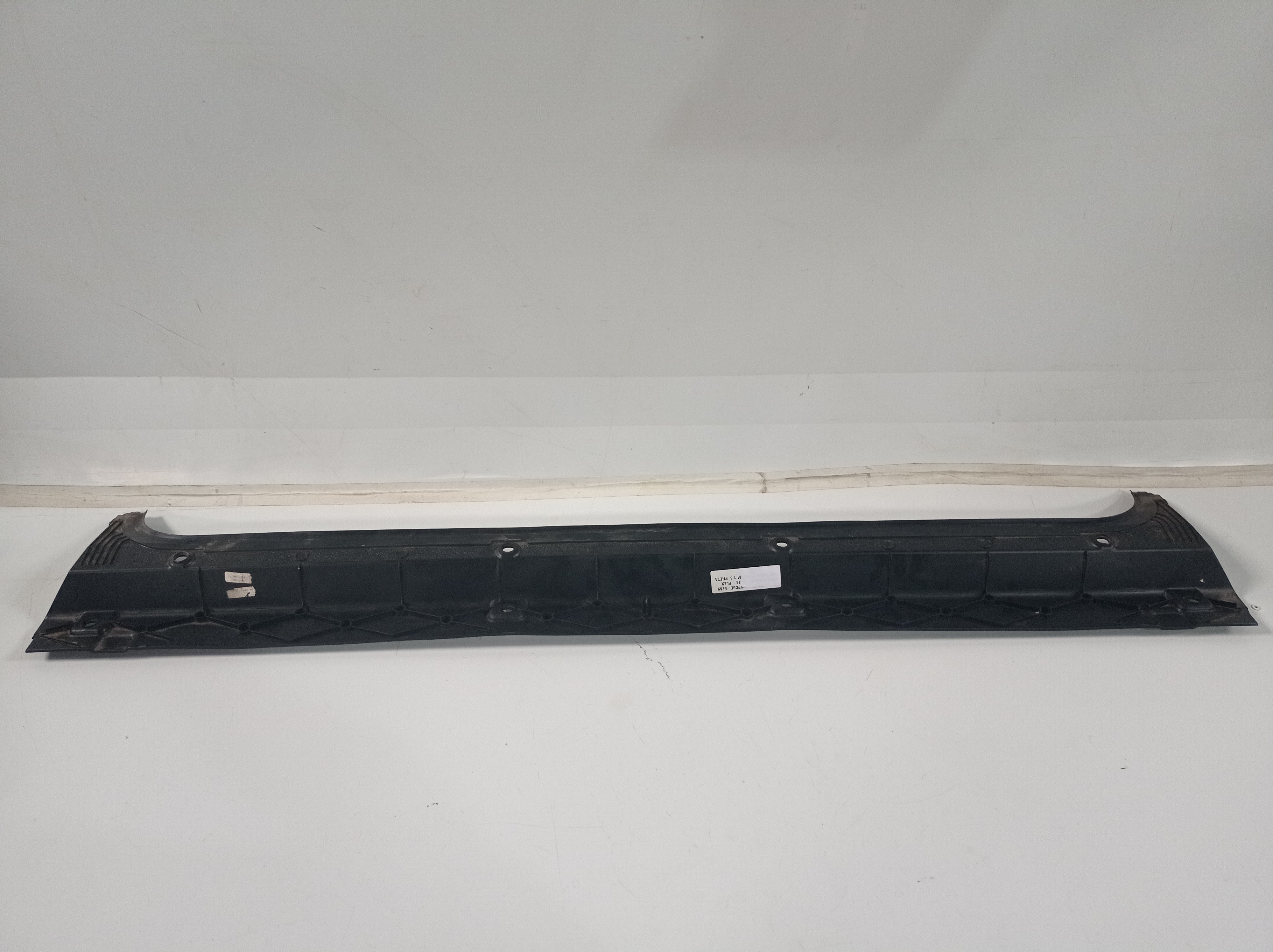 1002307580 Acabamento Moldura Vigia Traseiro Fiat Toro 2018 2