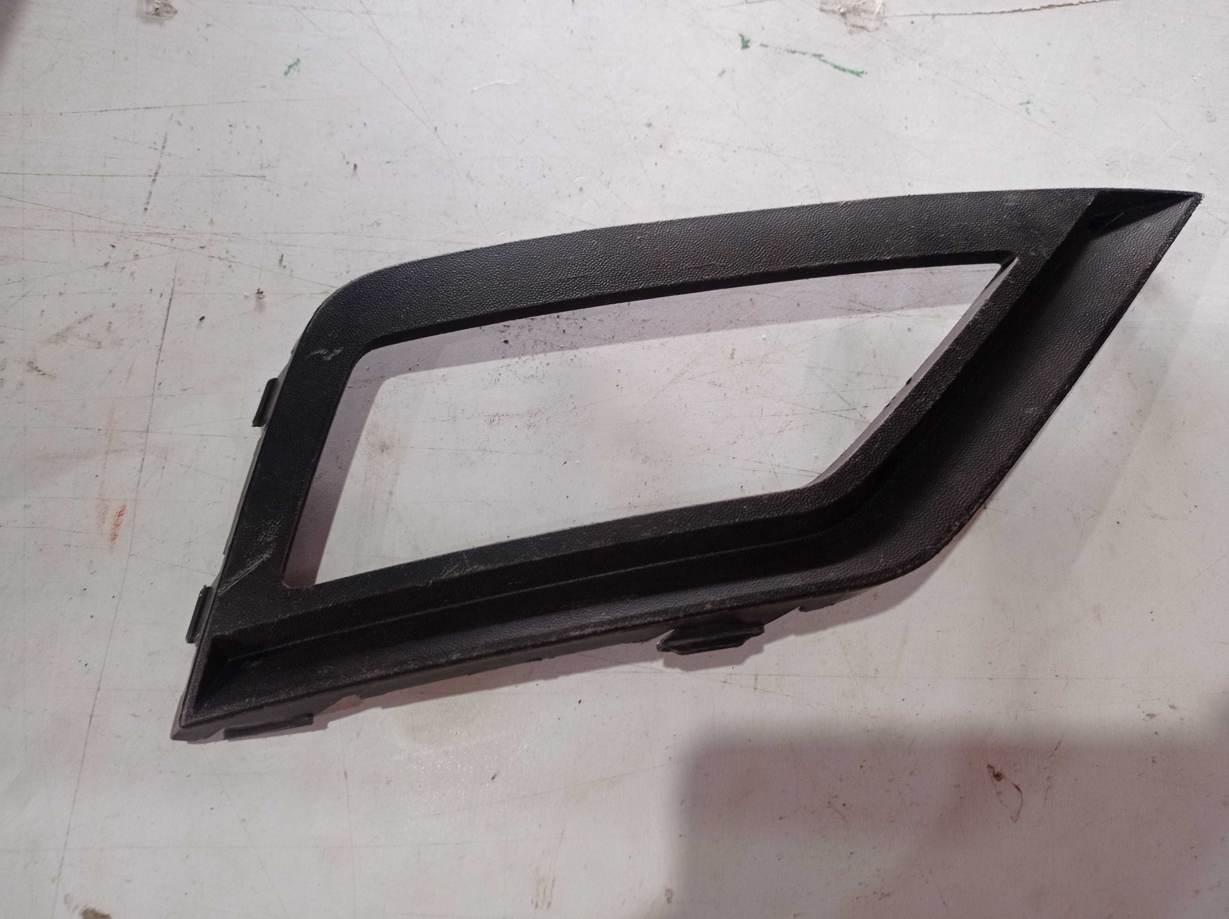 GRADE MOLDURA FAROL MILHA DIREITA VW SAVEIRO G7 2017 A 2022 1