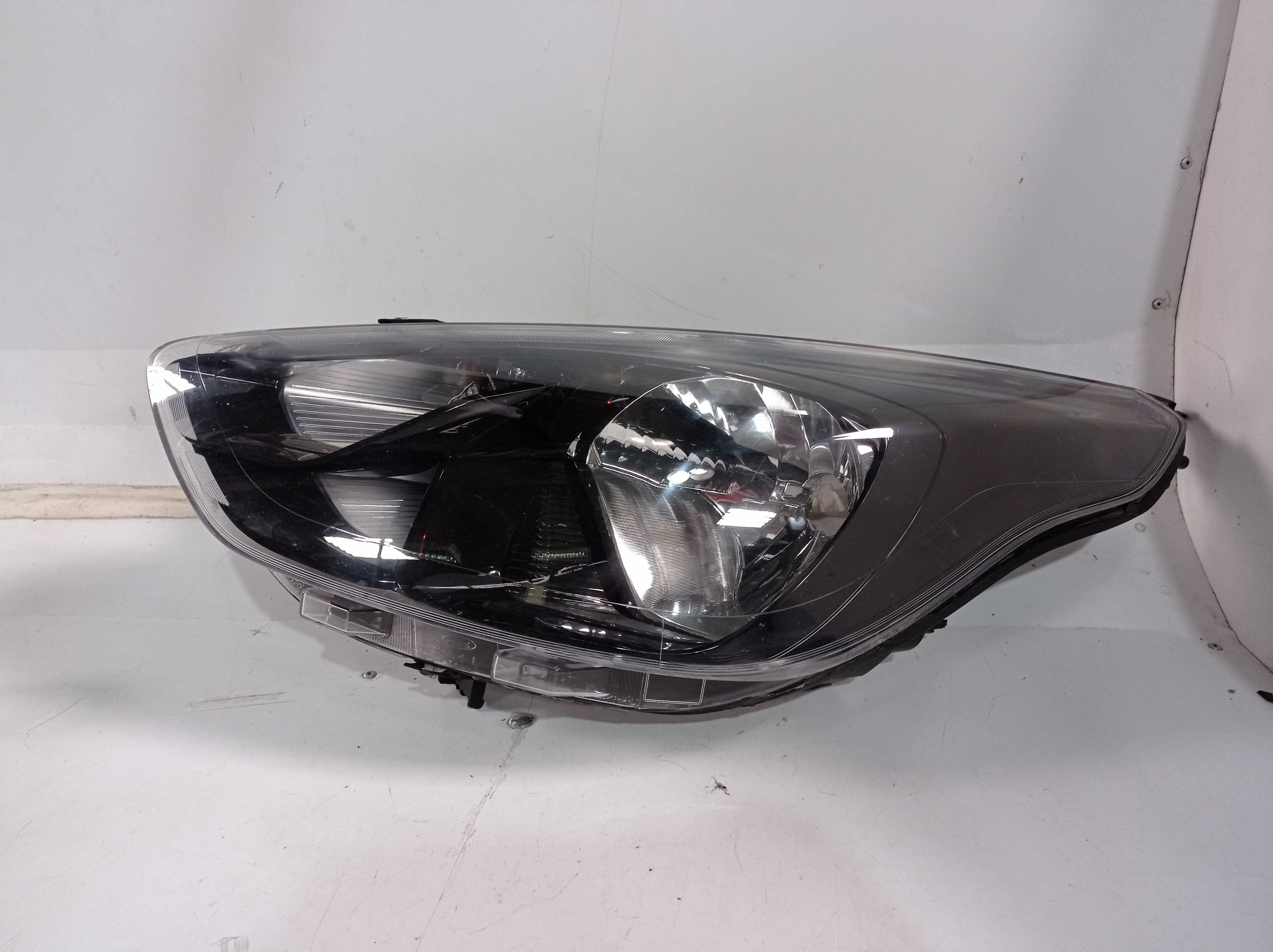 FAROL ESQUERDO FORD KA MARCARA NEGRA 2018 A 2021 RECUPERADO 1