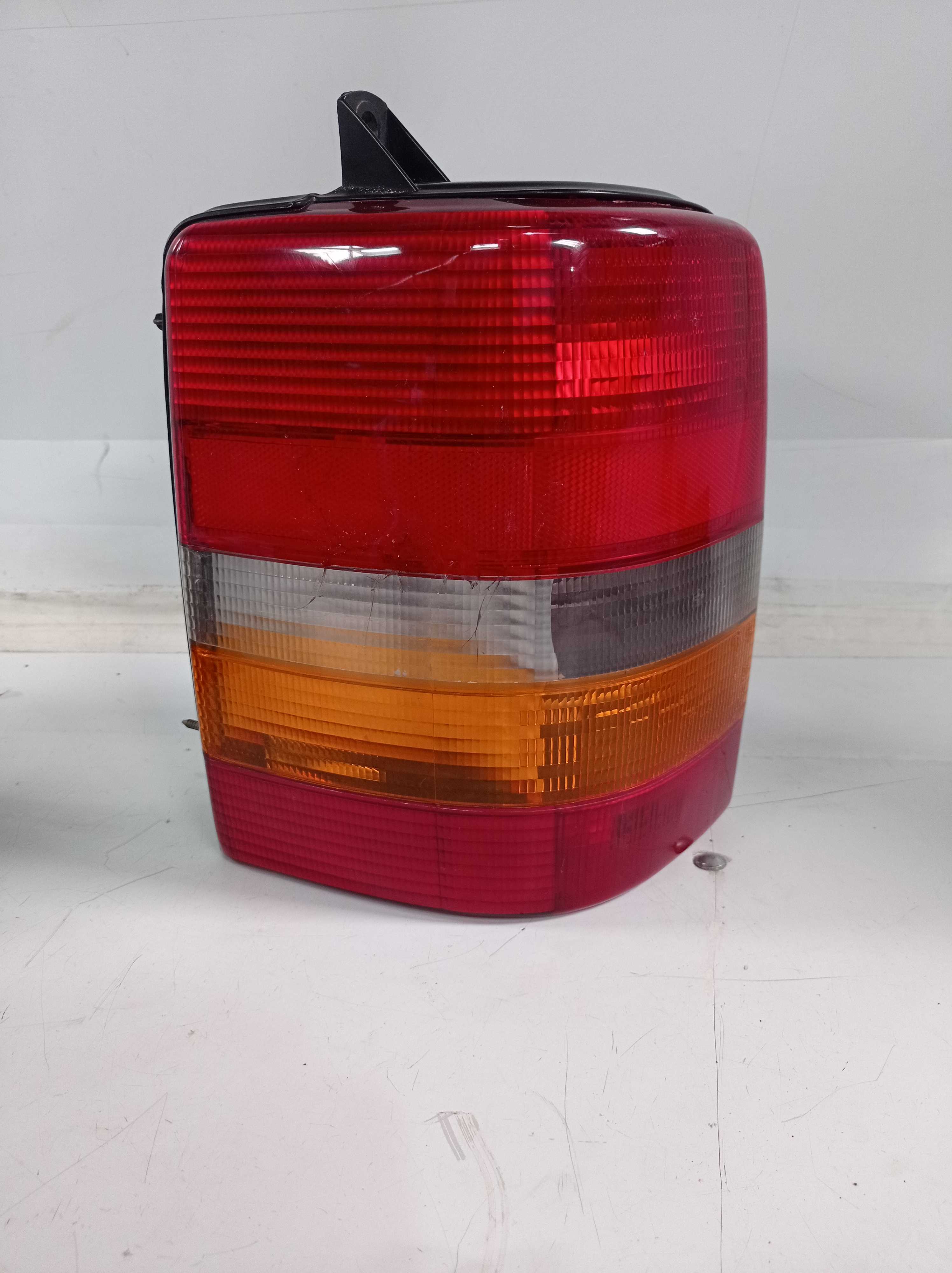 LANTERNA TRASEIRA ESQUERDA JEEP CHEROKEE 1996 RECUPERADA 1