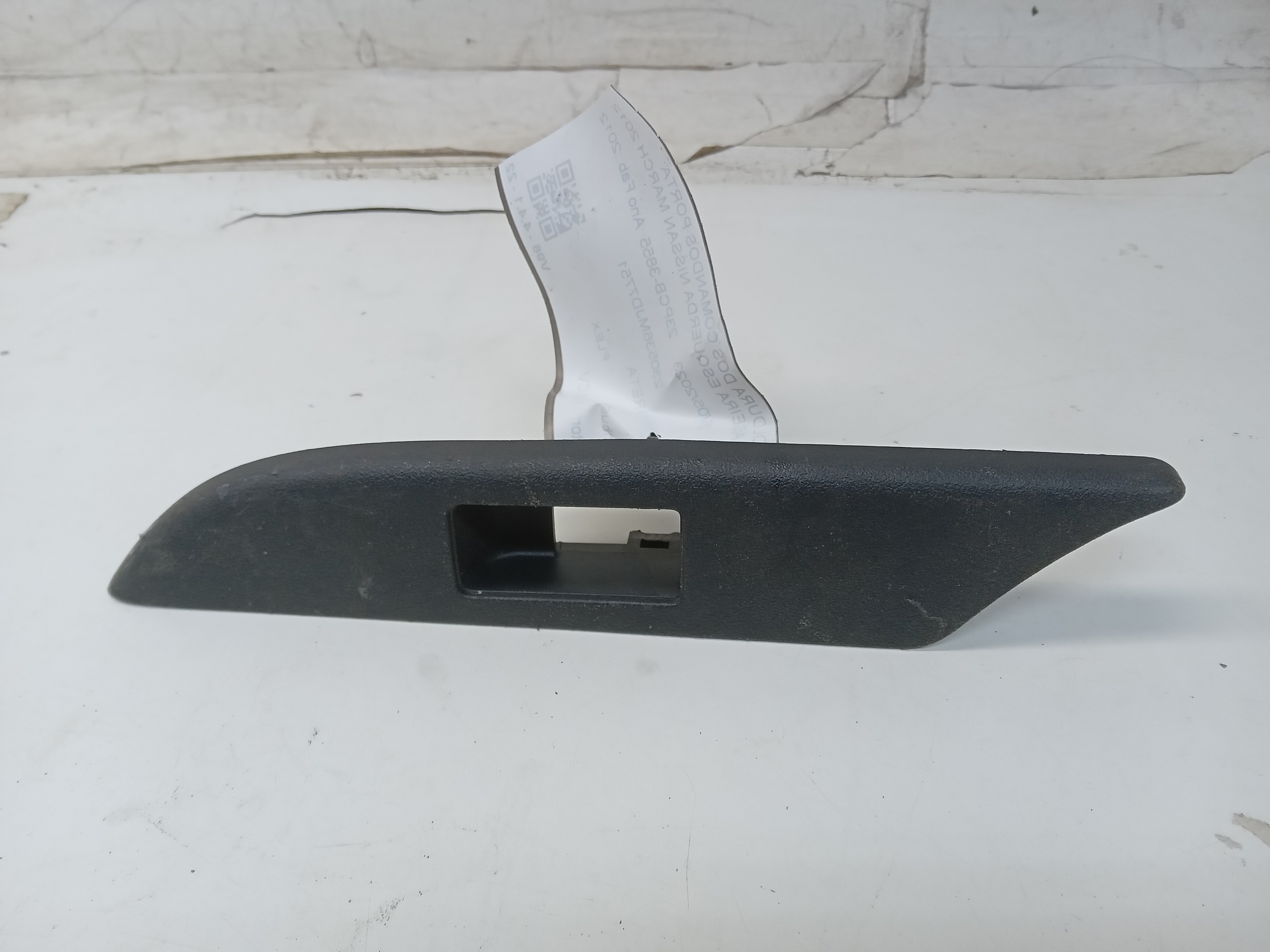 MOLDURA COMANDOS PORTA TRASEIRA ESQUERDA NISSAN MARCH 2012 1