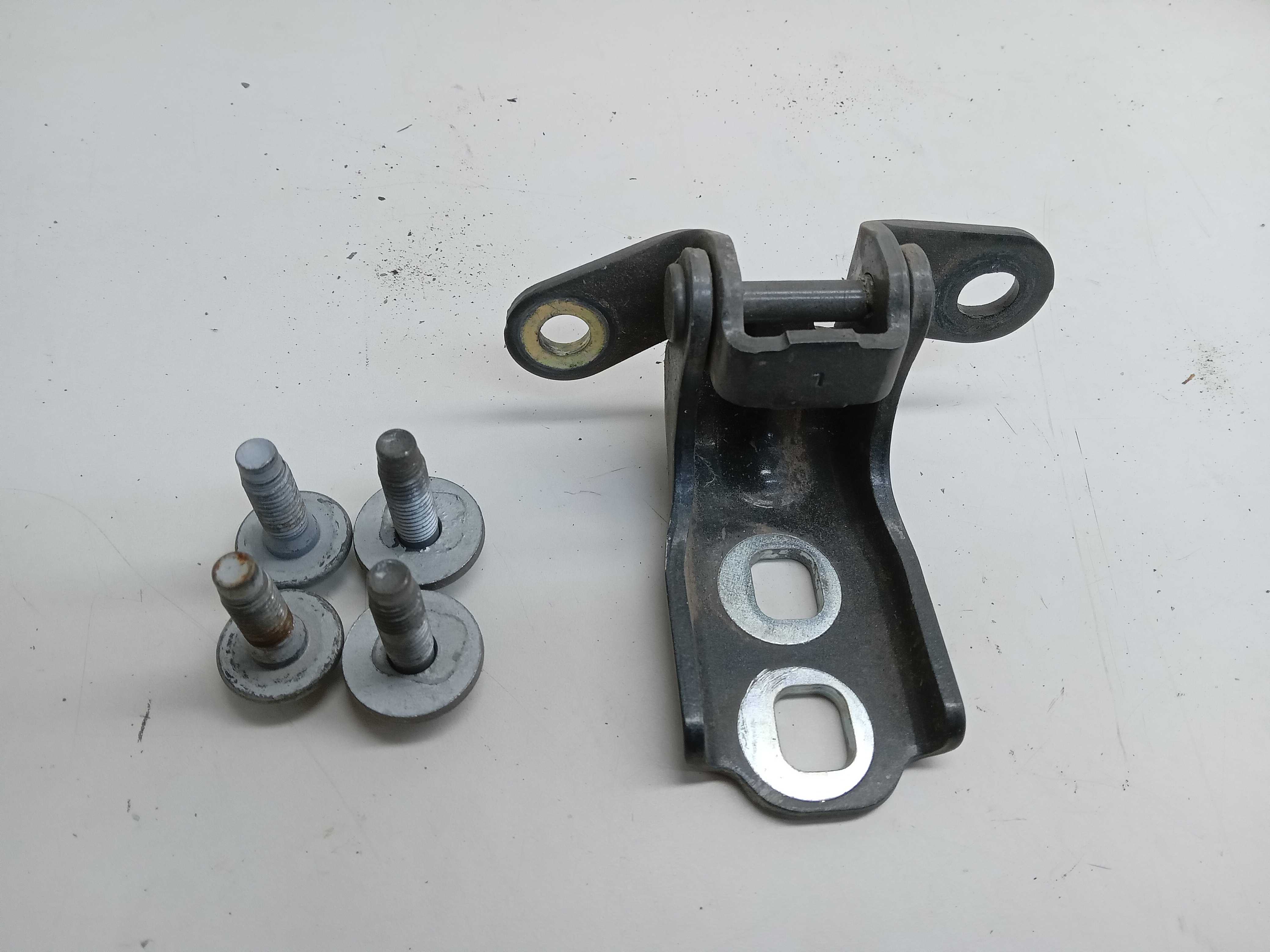 DOBRADIÇA INFERIOR PORTA TRAS DIREITA CHEVROLET SPIN 2018 1