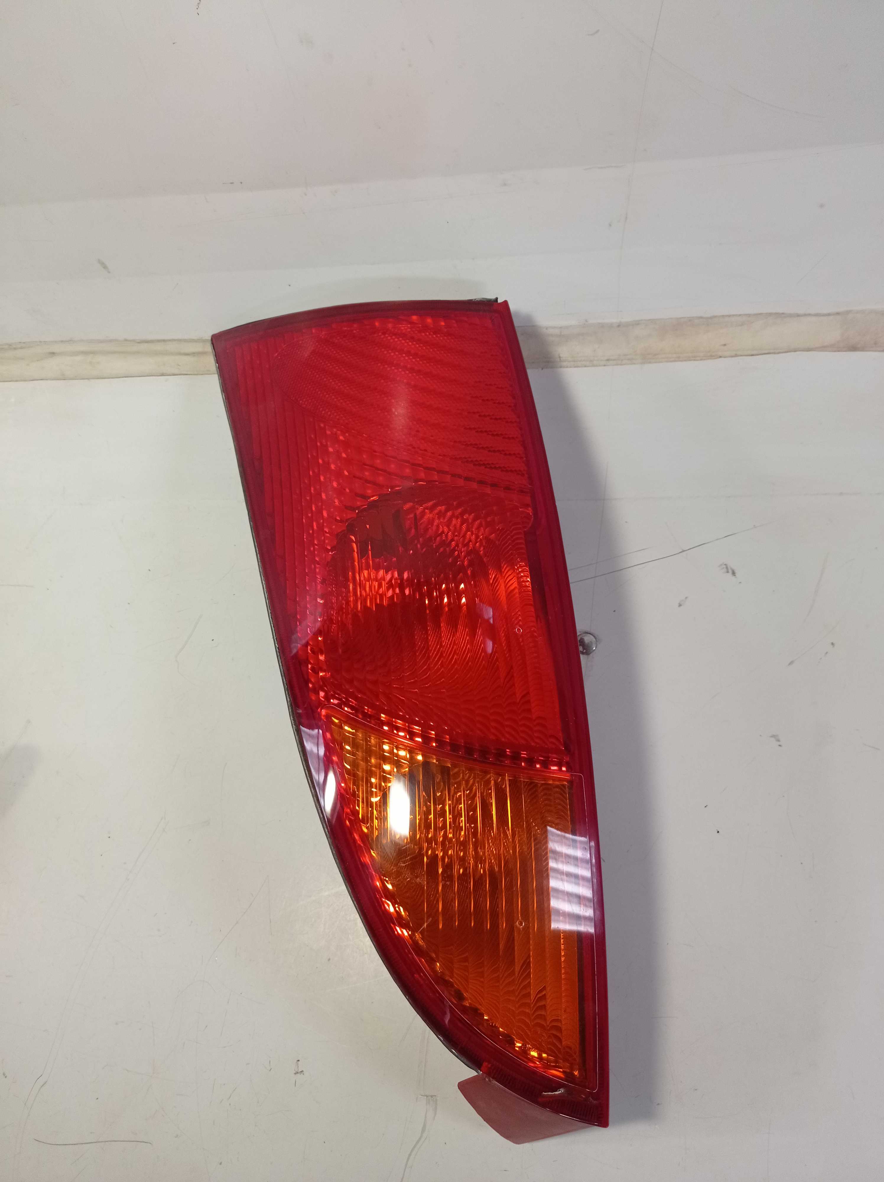 LANTERNA TRASEIRA ESQUERDA FORD FOCUS HATCH 2000 A 2008 1