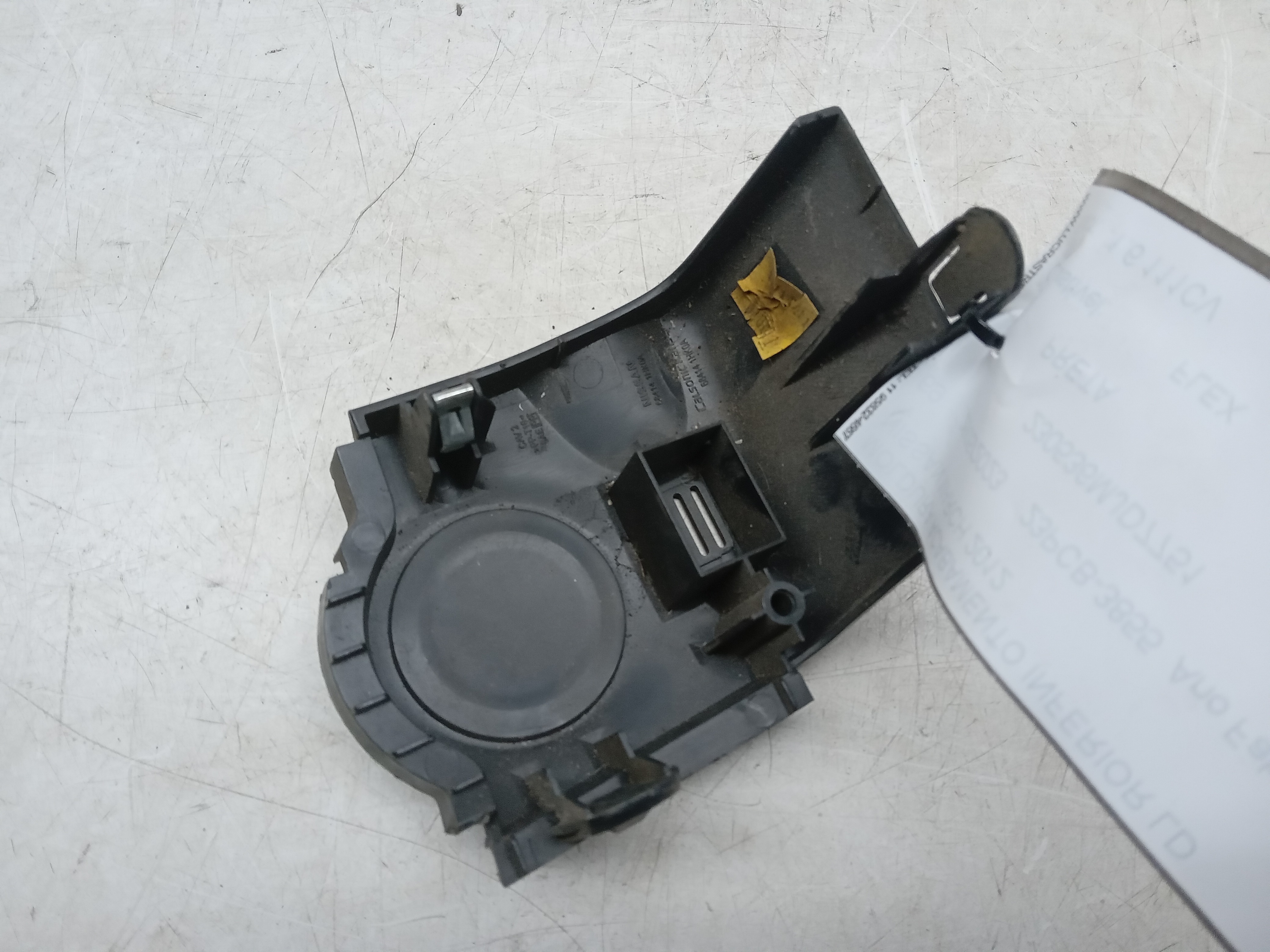 MOLDURA ACABAMENTO INFERIOR LD NISSAN MARCH 2012 2