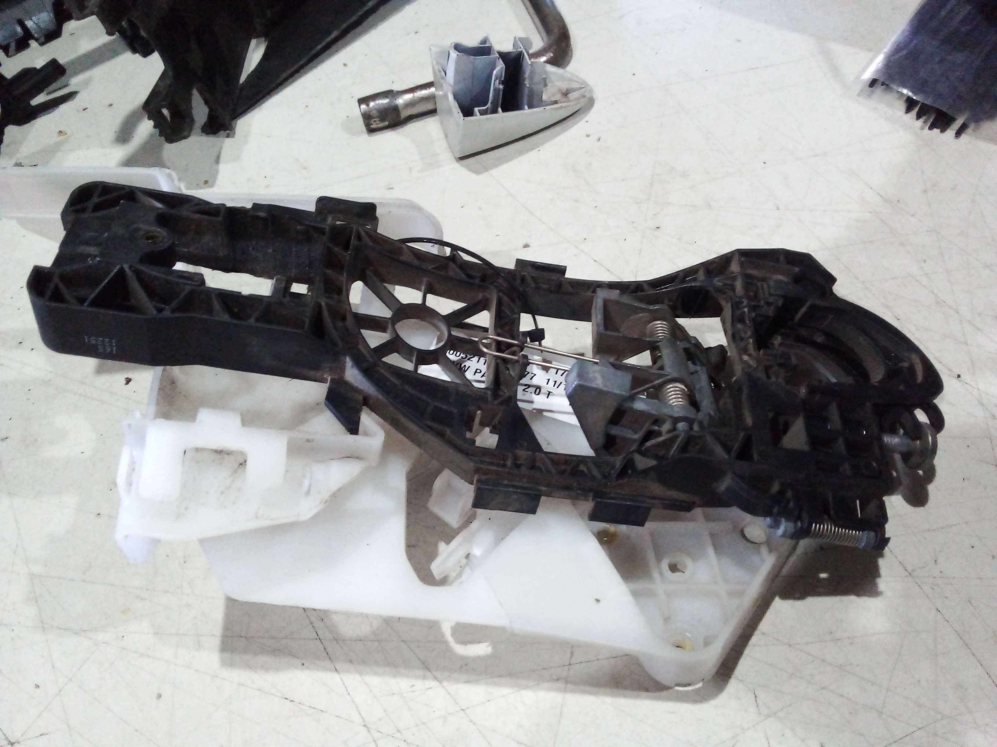 SUPORTE MAÇANETA TRÁS DIREITA PASSAT 2011 2