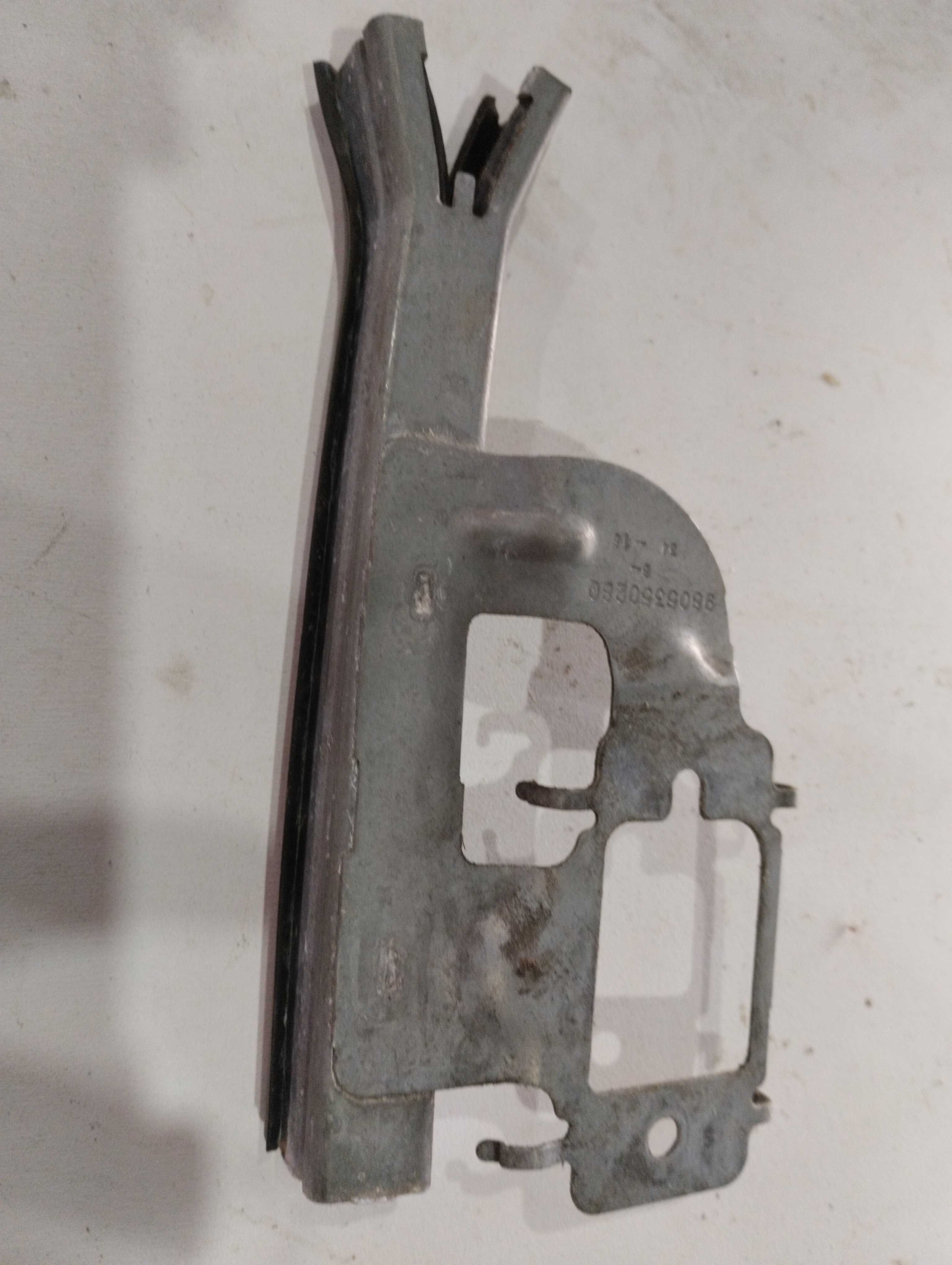 Guia vidro porta tras direita Peugeot 2008 208 2017 2018 2
