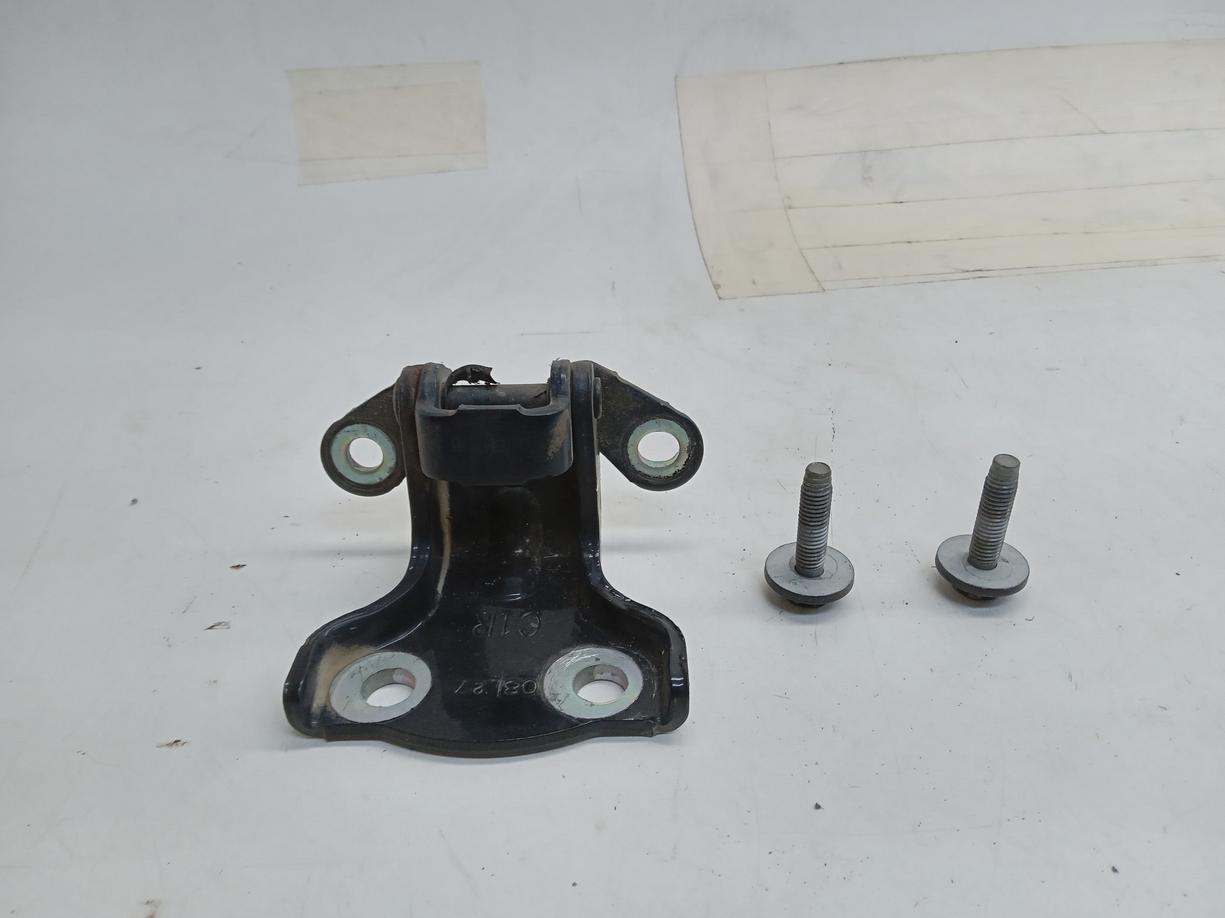DOBRADIÇA INFERIOR PORTA TRASEIRA DIREITA GM Captiva 2009 1