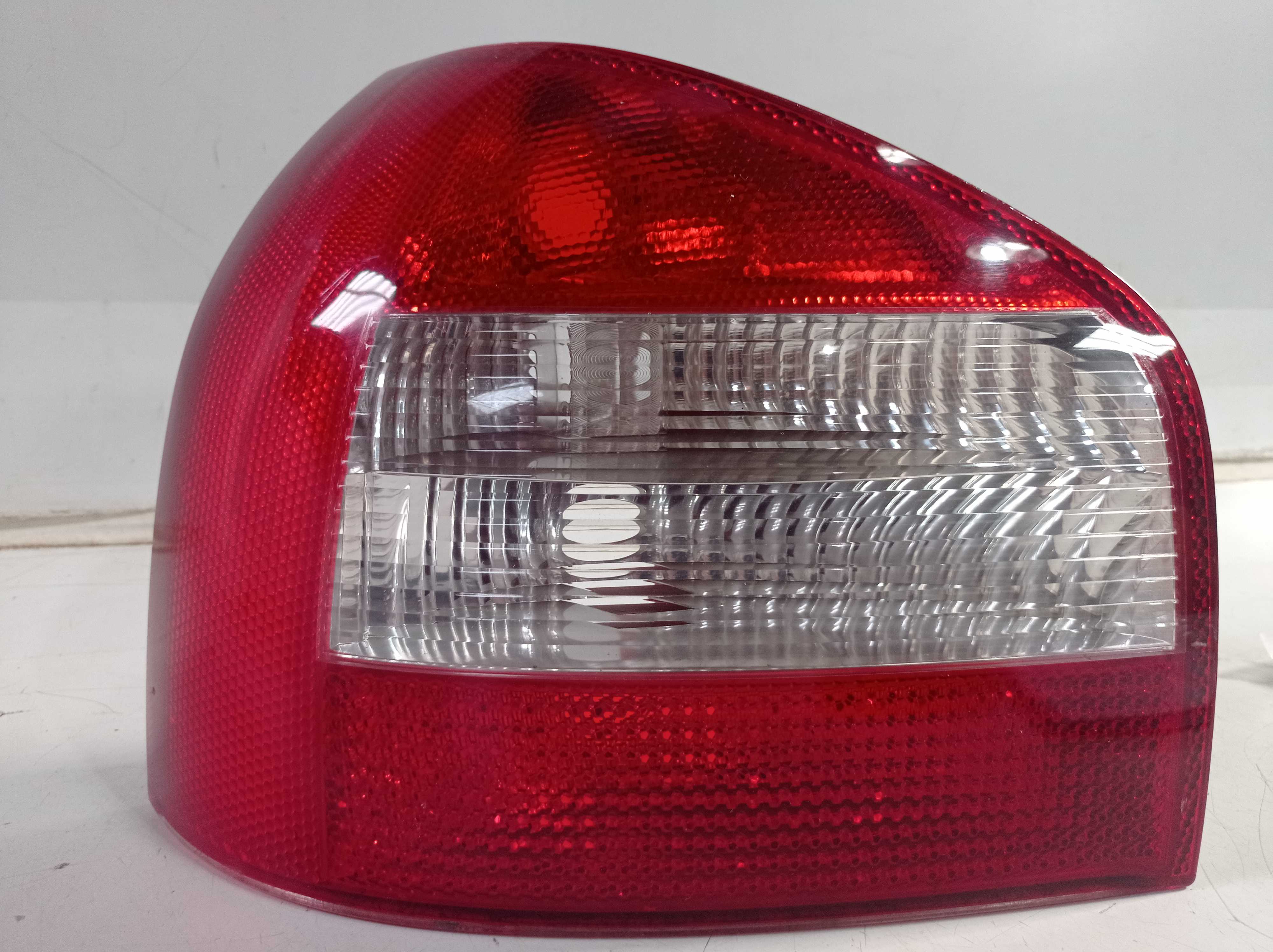 Lanterna tras esquerda Audi A3 2005 recuperada