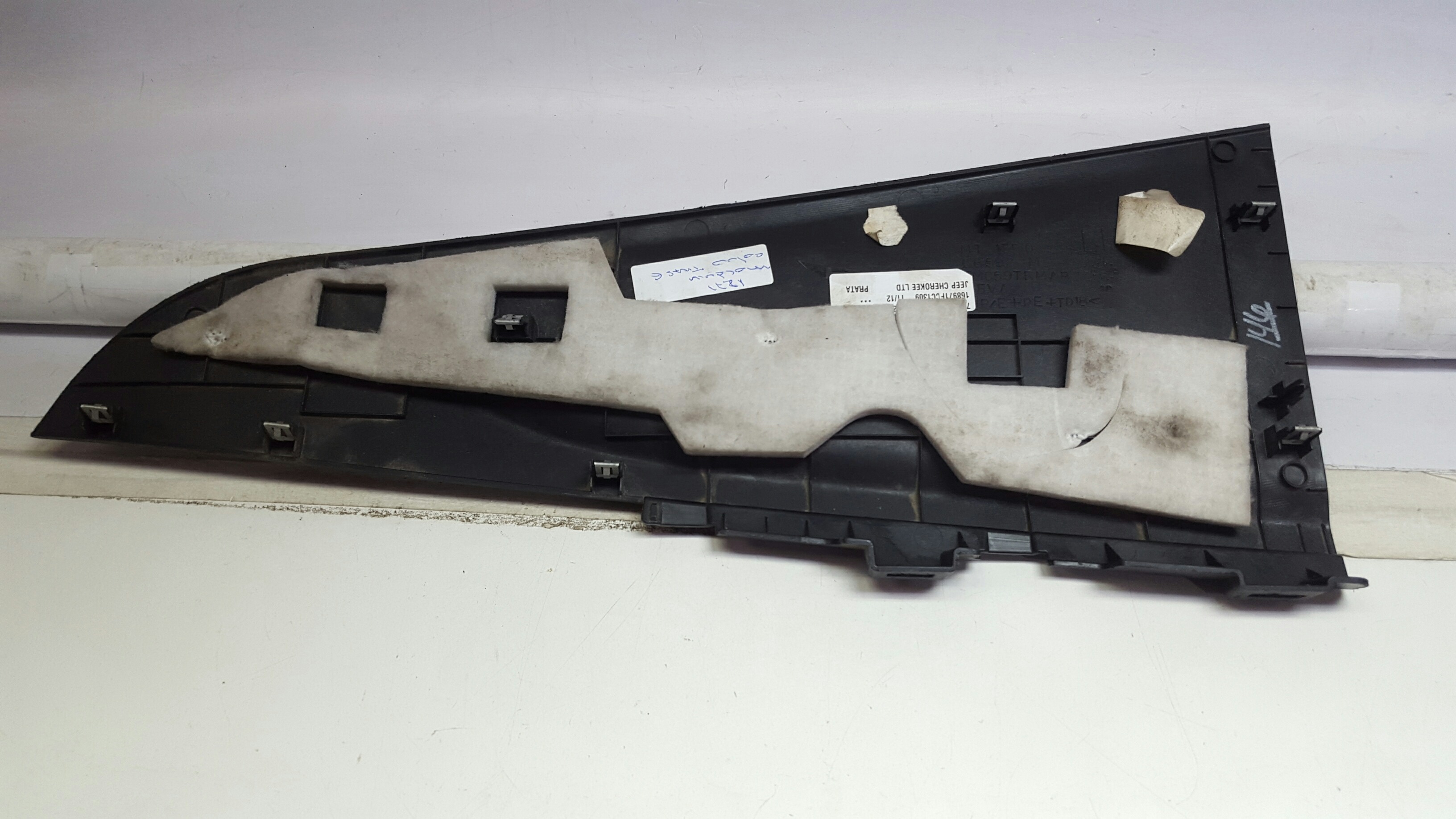 Moldura Coluna Traseira Esquerda Jeep Cherokee 2011 5