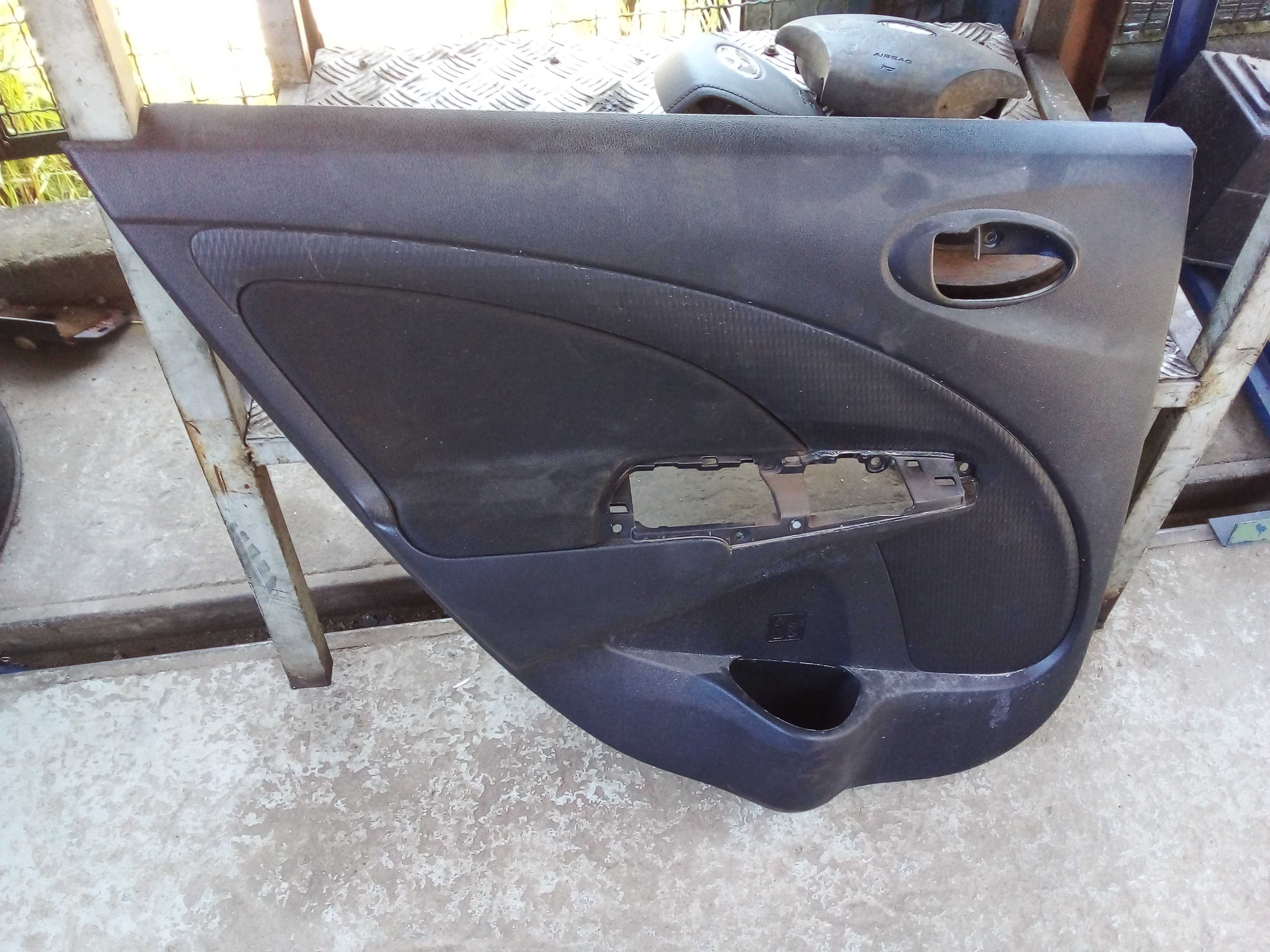 FORRO PORTA TRÁS ESQUERDO ETIOS 2018 HATCH 2