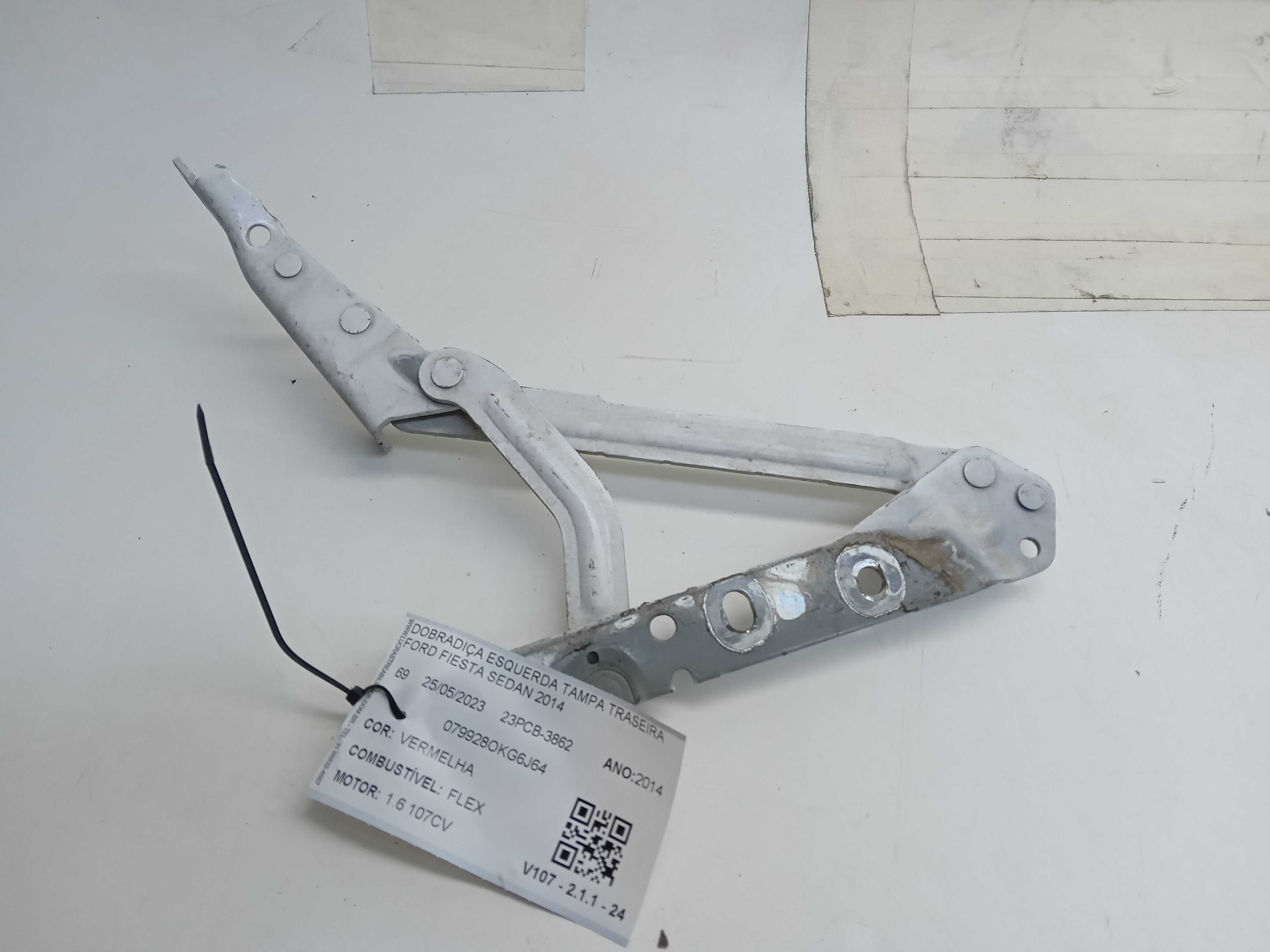DOBRADIÇA ESQUERDA TAMPA TRASEIRA FORD FIESTA SEDAN 2014 1