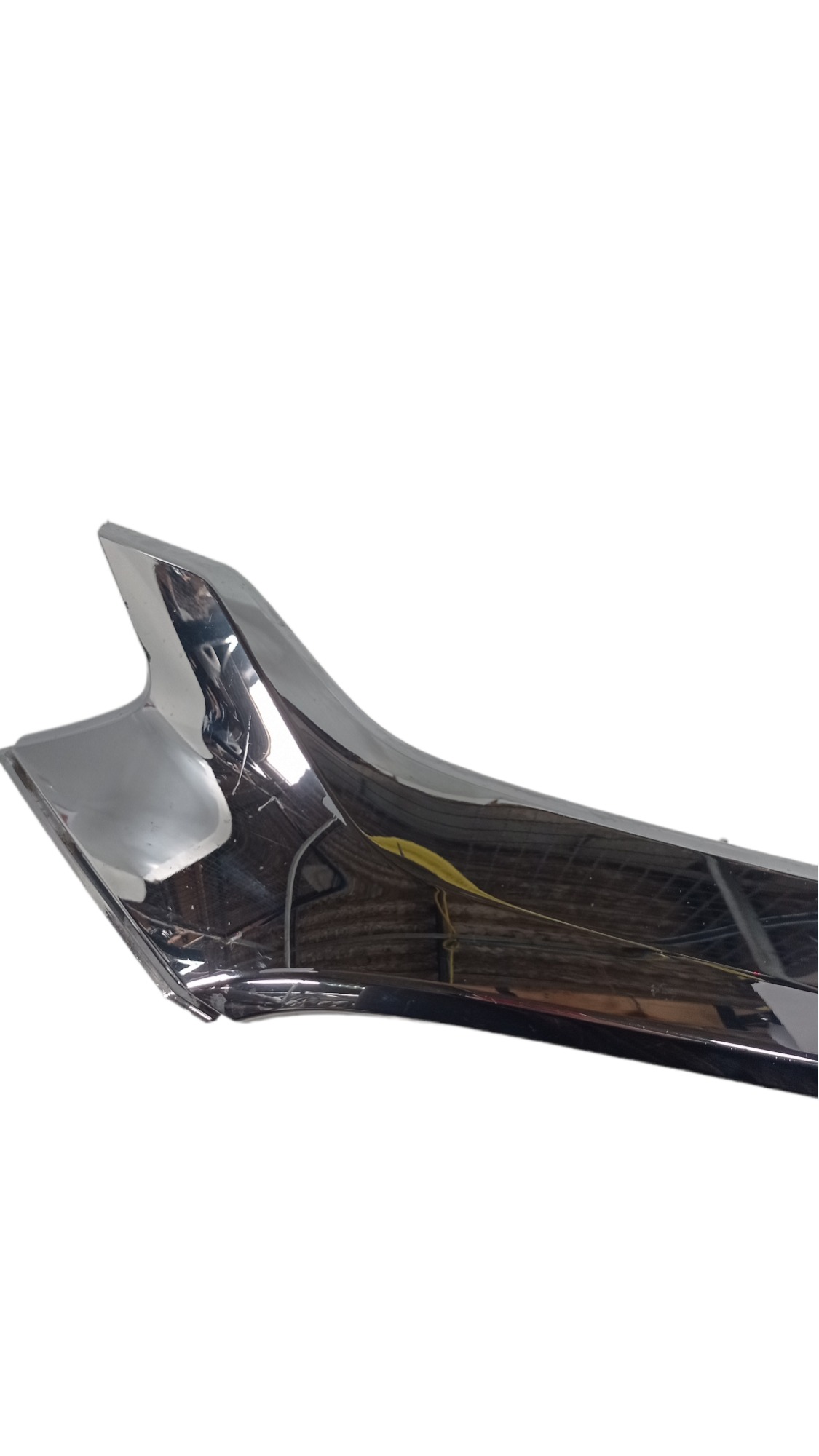 Moldura Cromada Grade Radiador Gm Tracker 2p22 Com Avaria Cromado 2