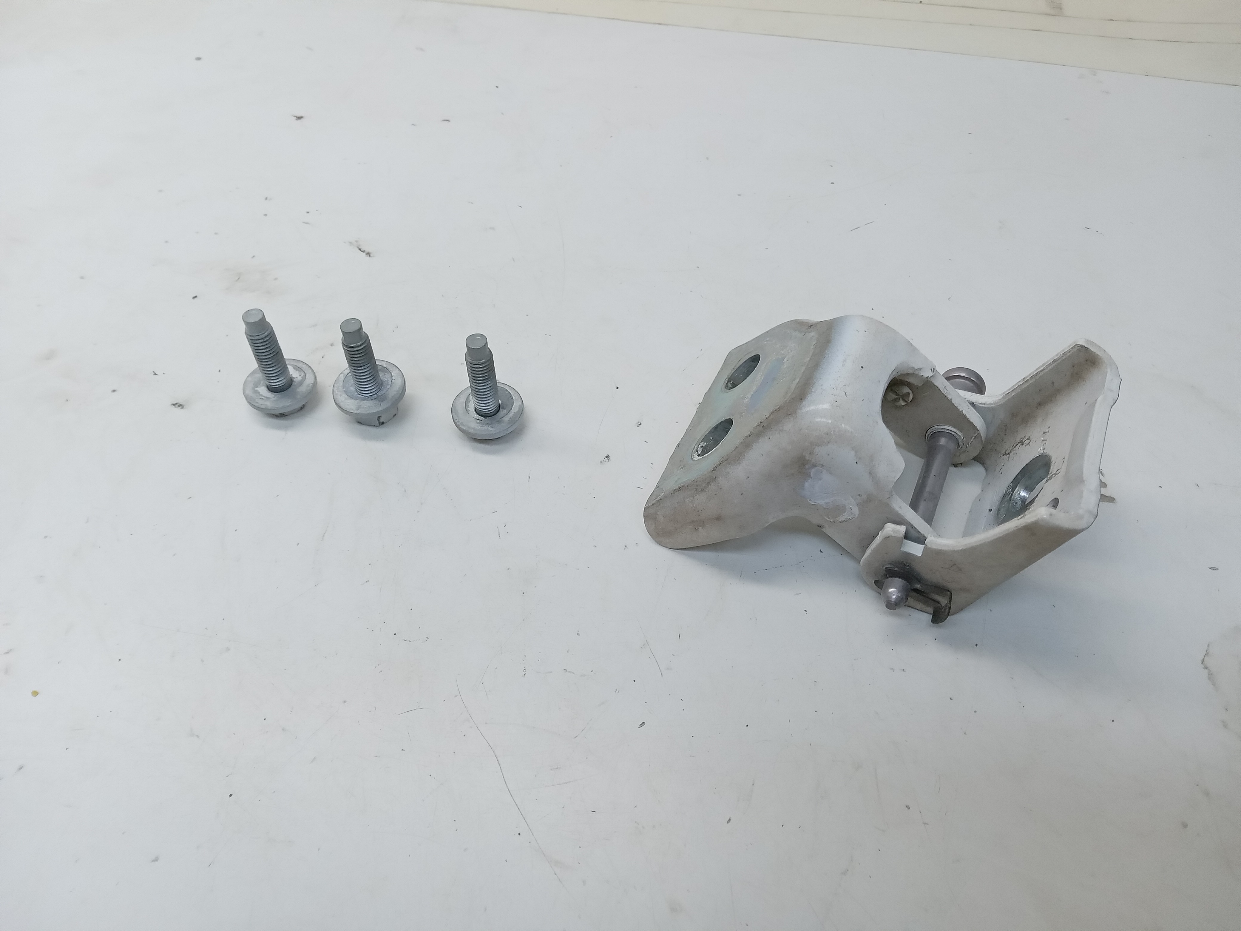 DOBRADIÇA SUPERIOR PORTA TRASEIRA ESQUERDA CITROEN C3 2016 2