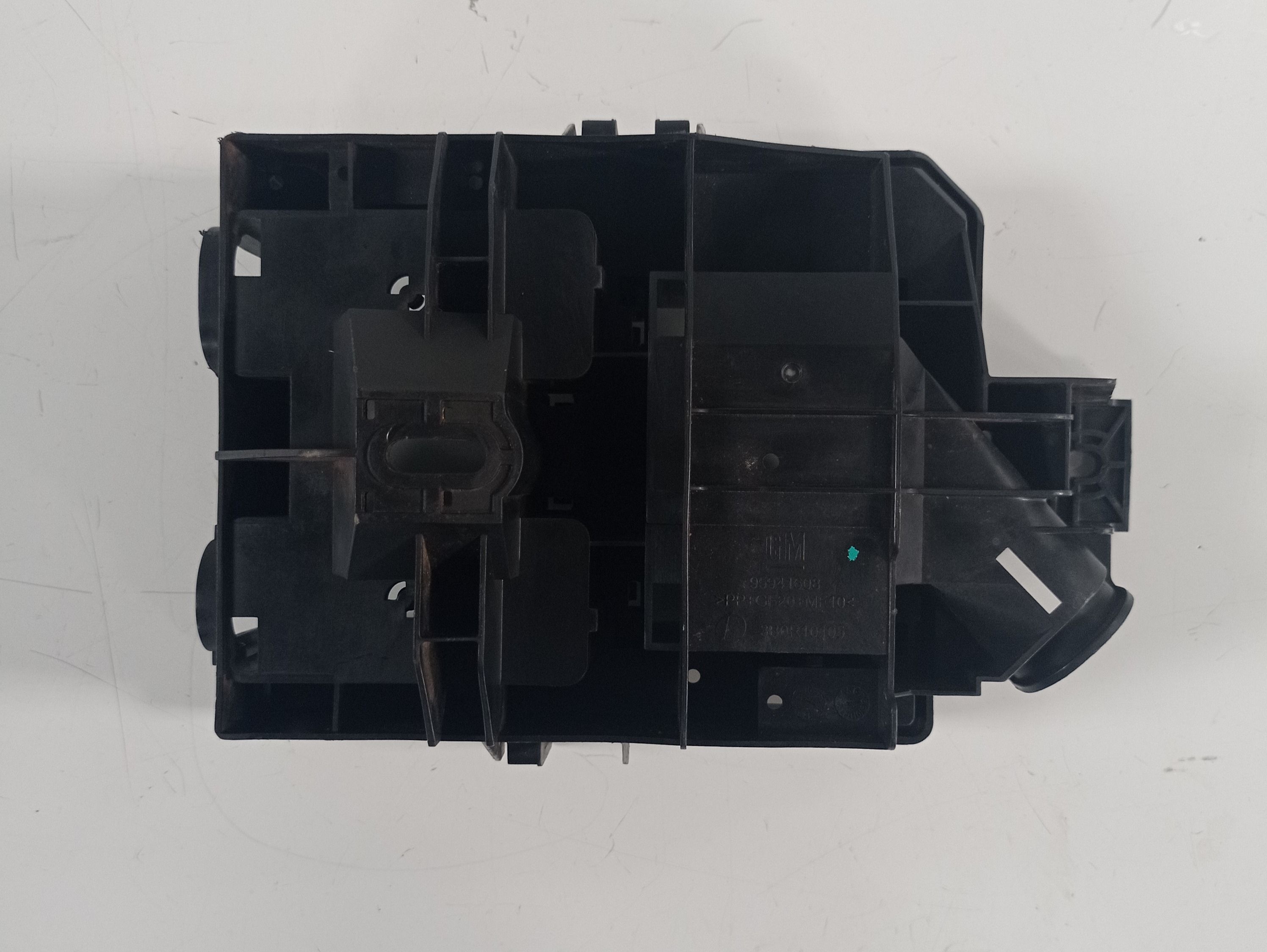 95941608 Suporte Caixa Fusível Chevrolet Cobalt 2018 2019