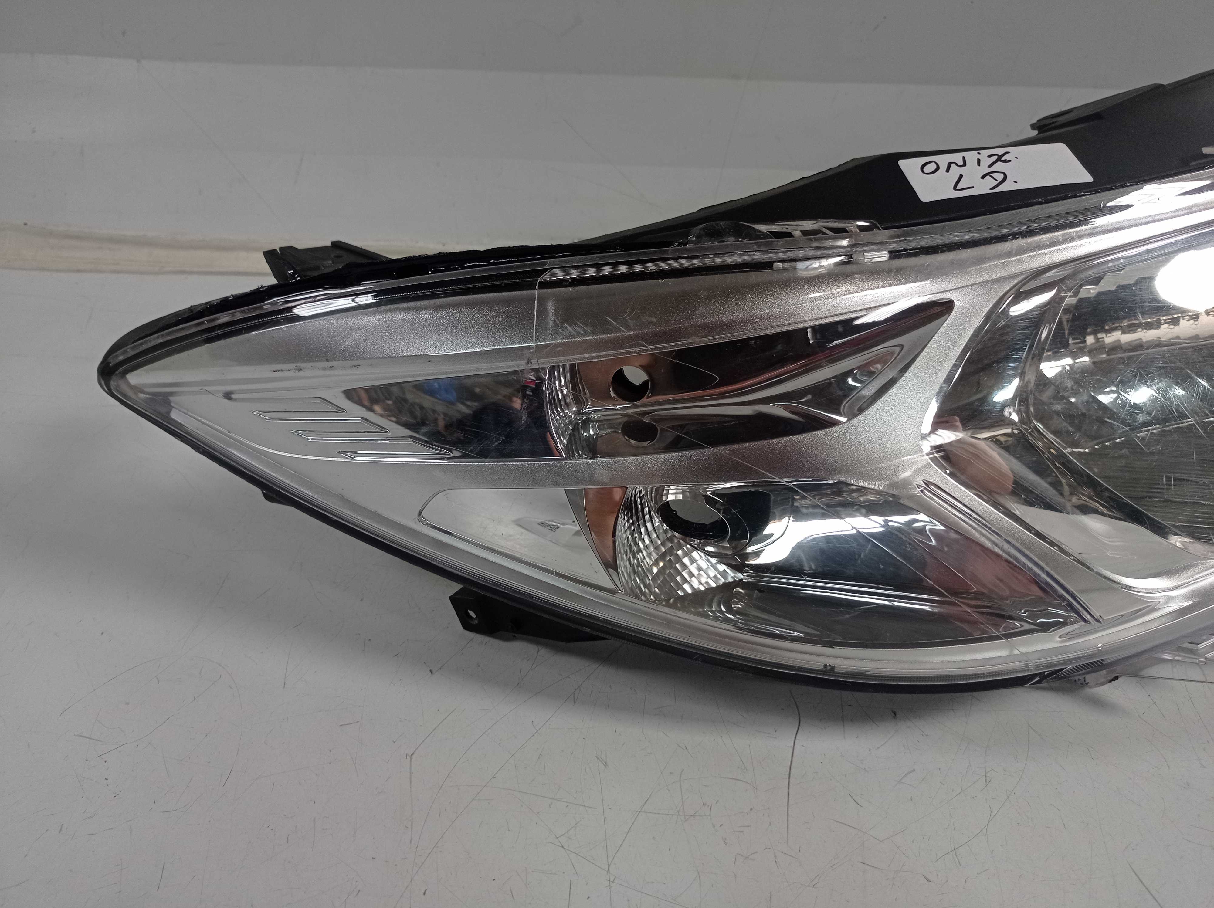 FAROL DIREITO GM ONIX 2012 RECUPERADO 3