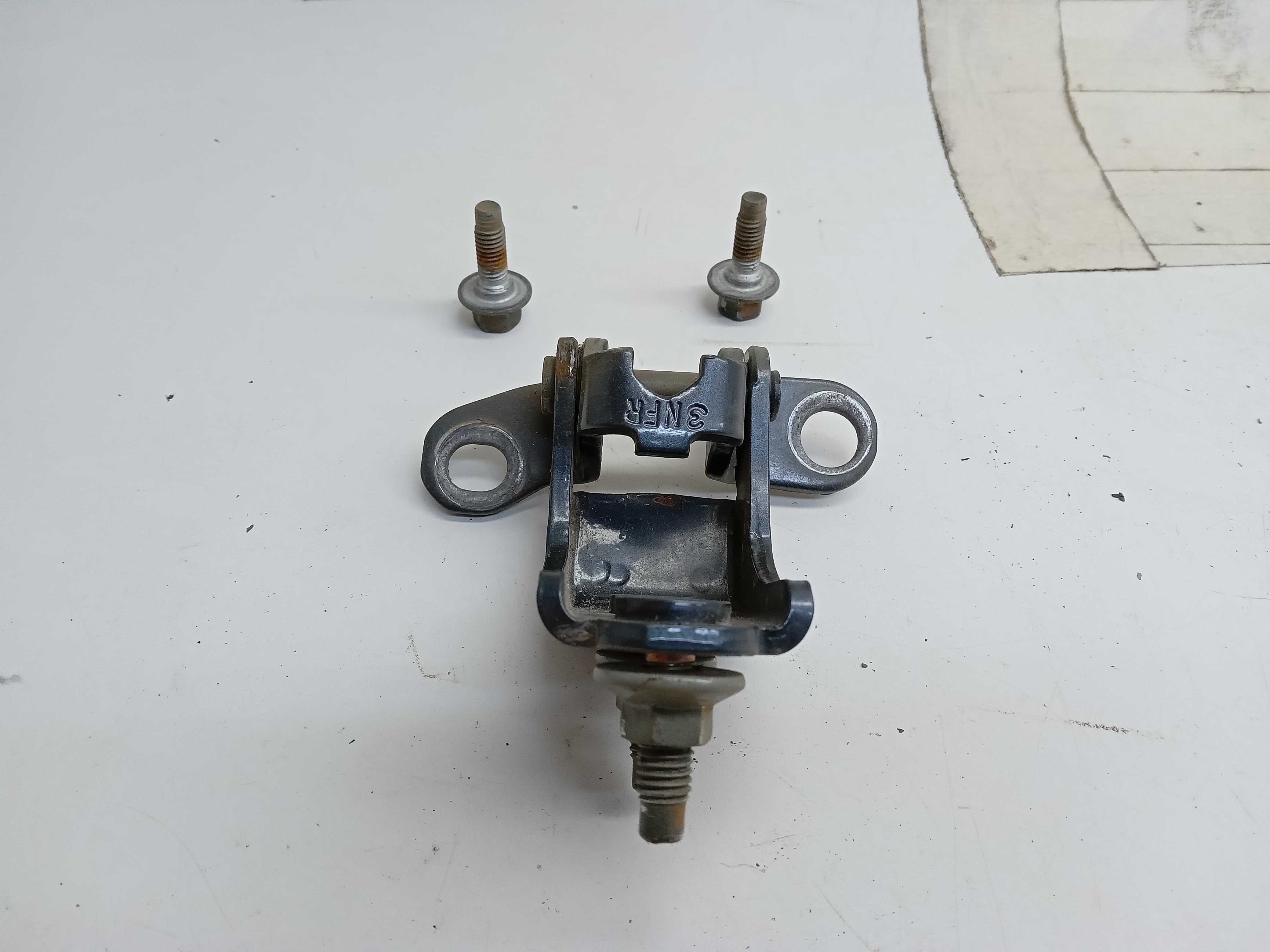 DOBRADIÇA INFERIOR PORTA TRASEIRA DIREITA Honda Civic 2005 1