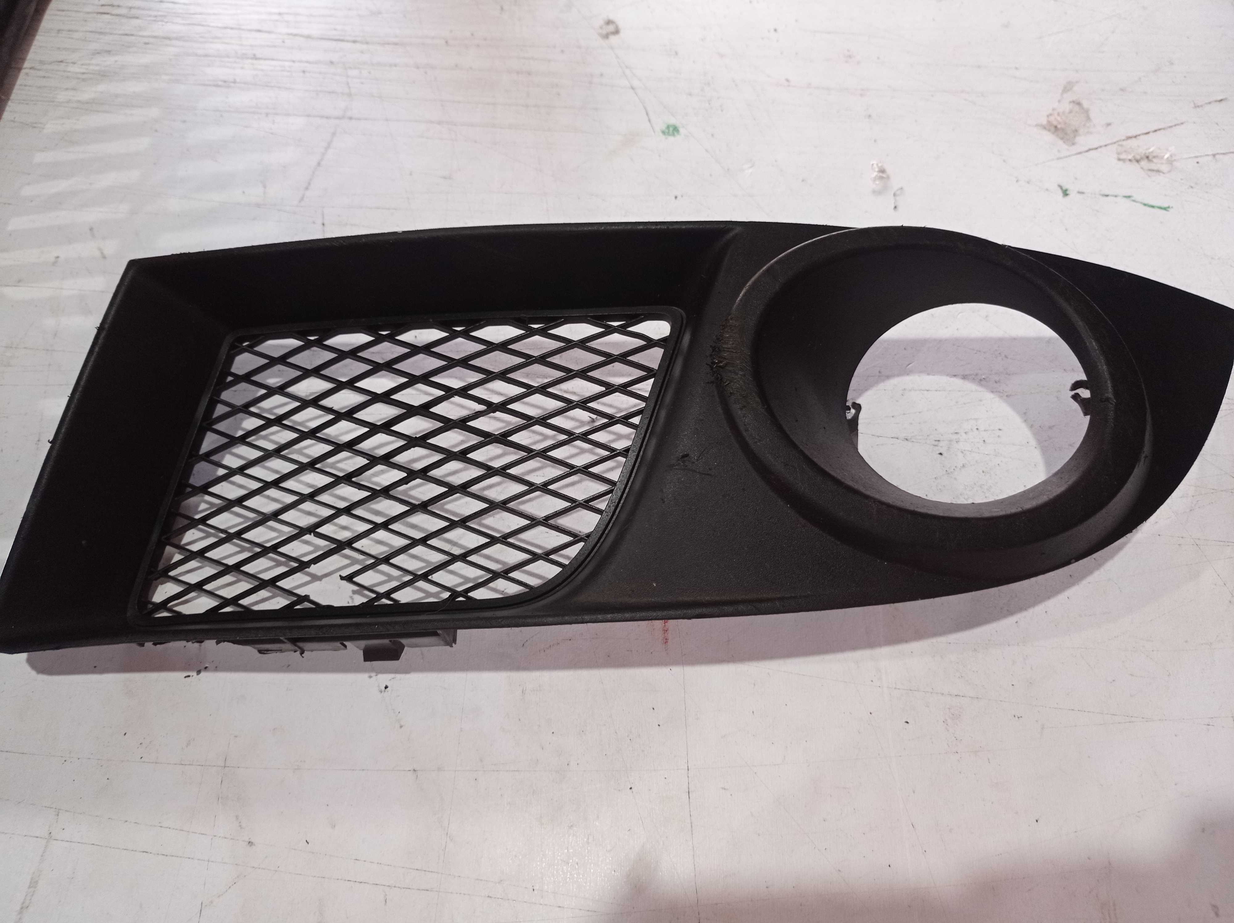 GRADE MOLDURA FAROL MILHA ESQUERDA FIAT DOBLO 2010  A 2016 1