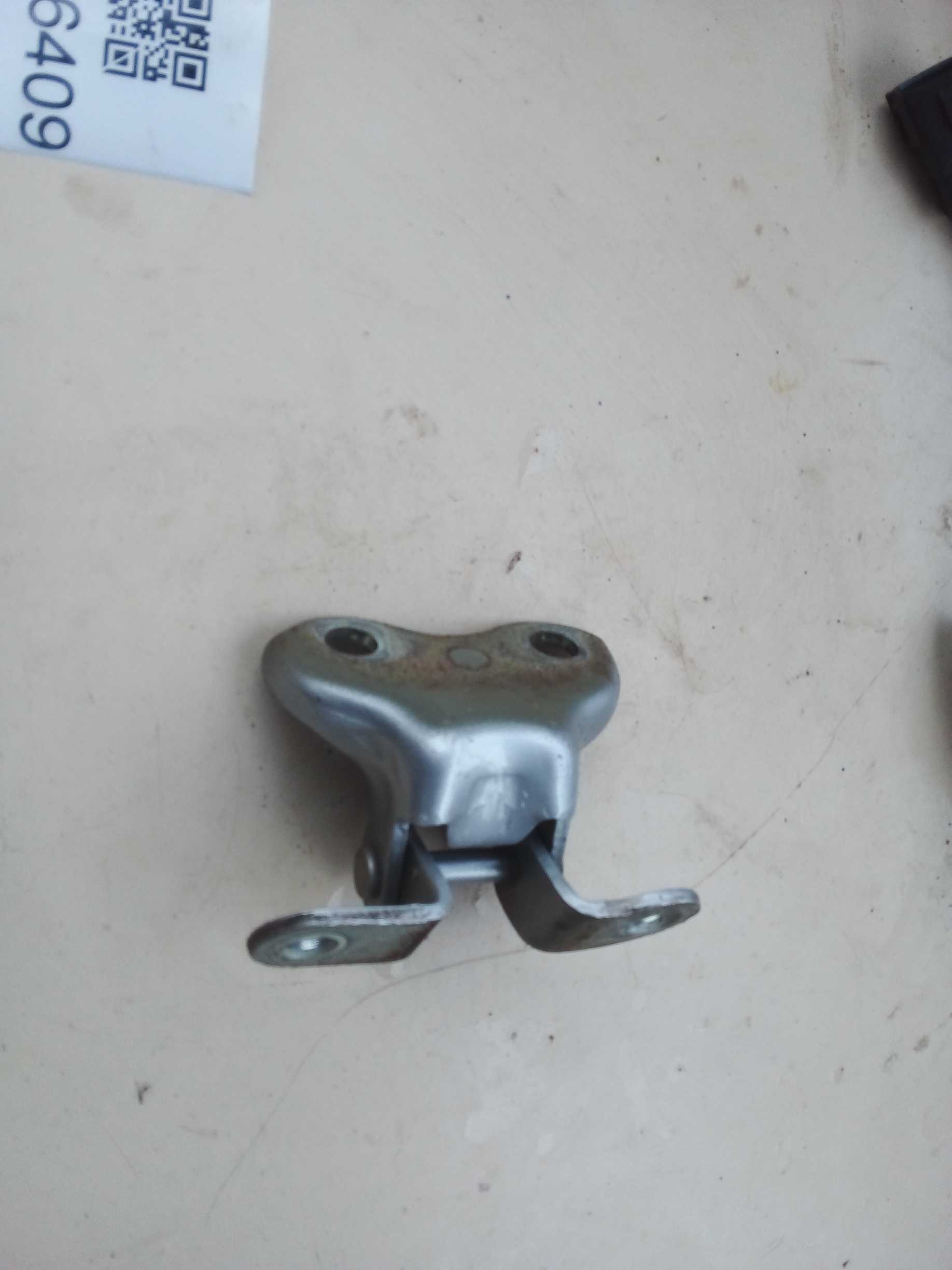 DOBRADIÇA SUPERIOR PORTA TRÁS DIREITA ETIOS 2018 1
