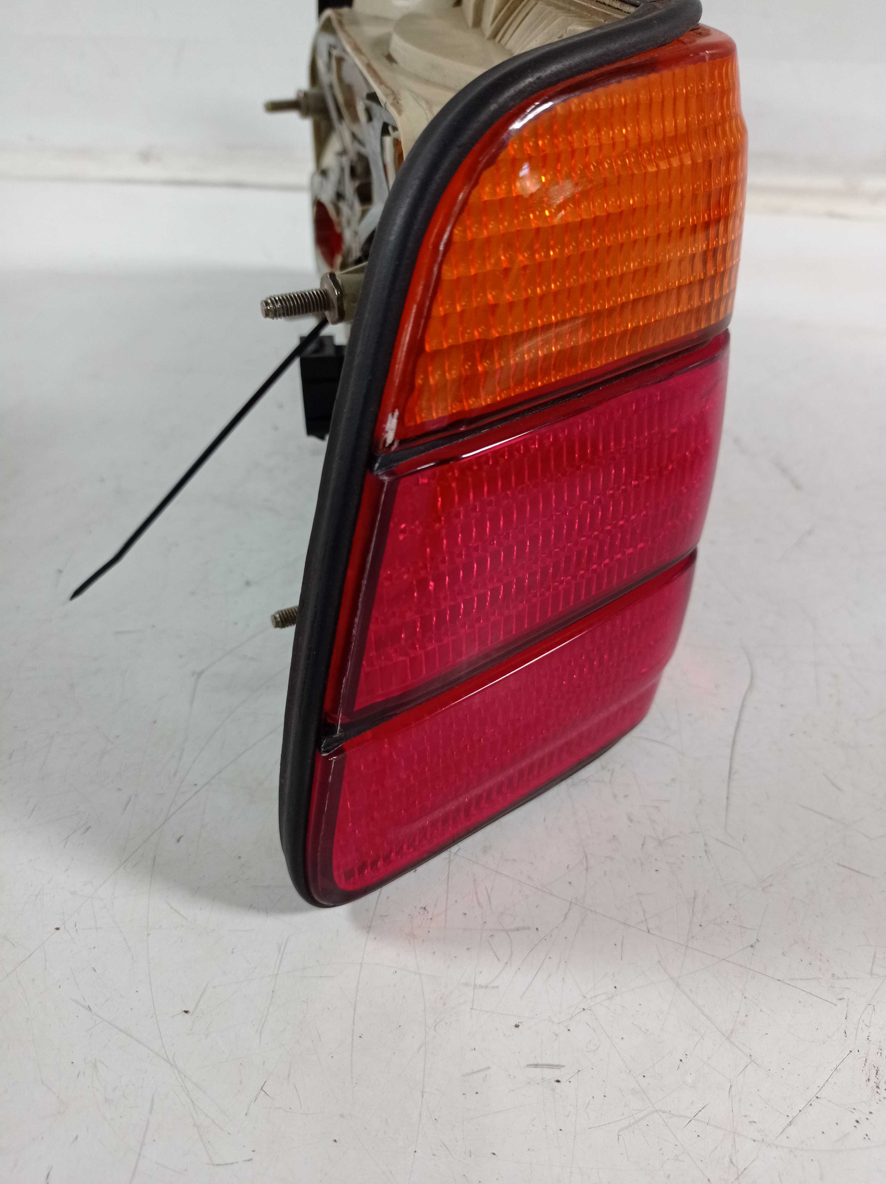 LANTERNA TRAS ESQUERDA BMW 318i 320i 328i 33i 92 98 P RECU 3